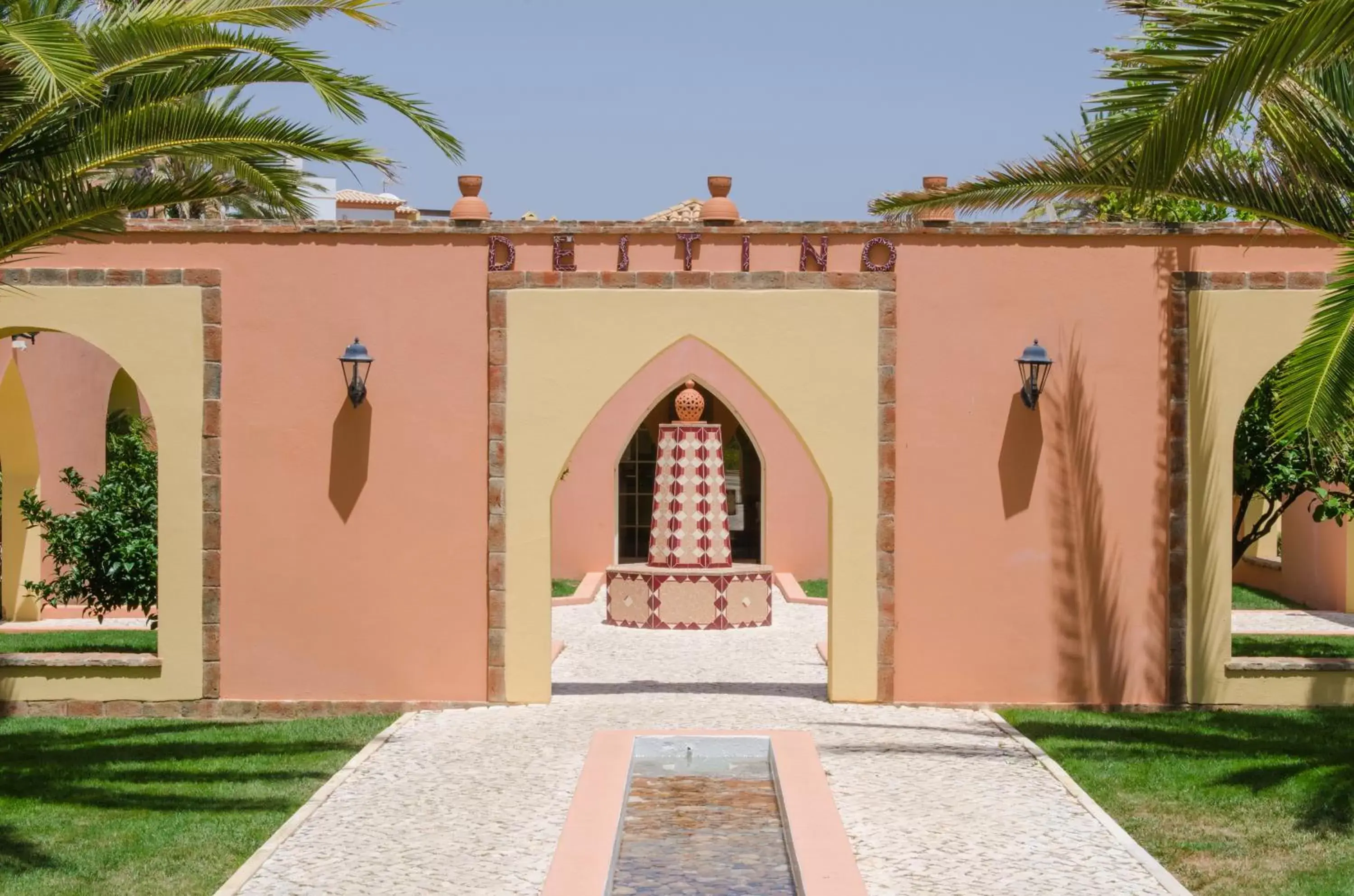 Facade/entrance, Property Building in Jardim da Meia Praia Resort