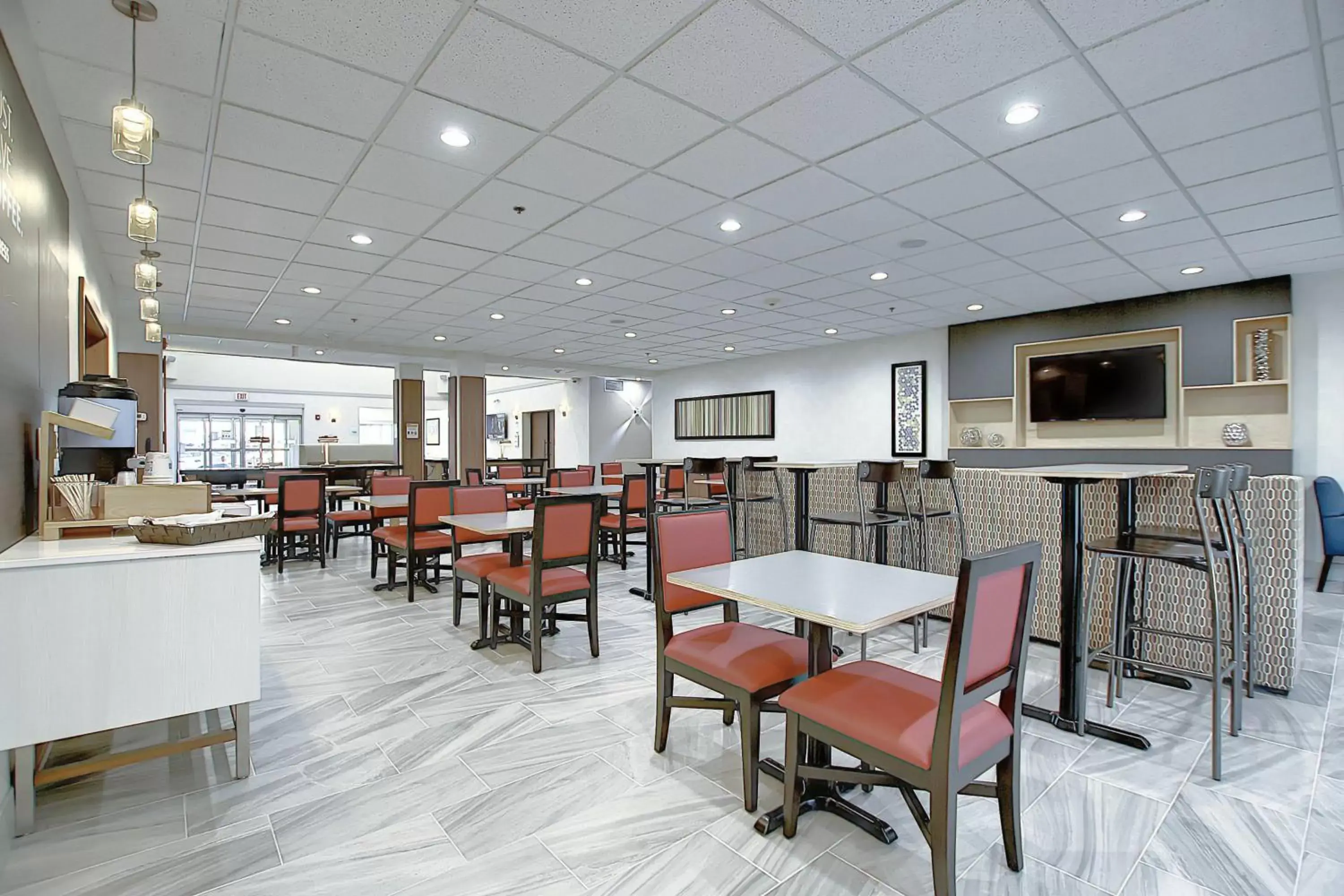 Breakfast, Restaurant/Places to Eat in Holiday Inn Express Airport Calgary, an IHG Hotel