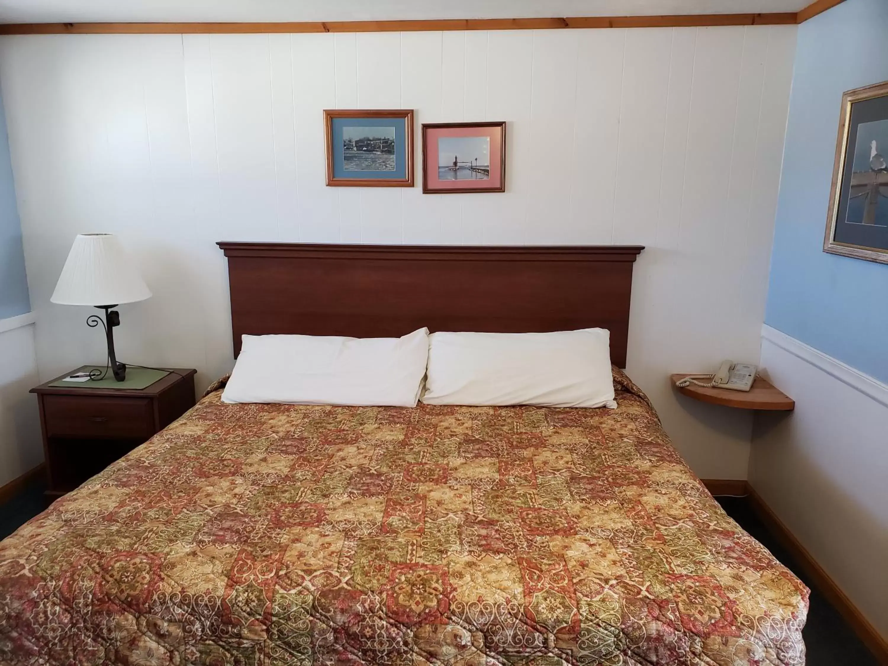Bed in Algoma Beach Motel