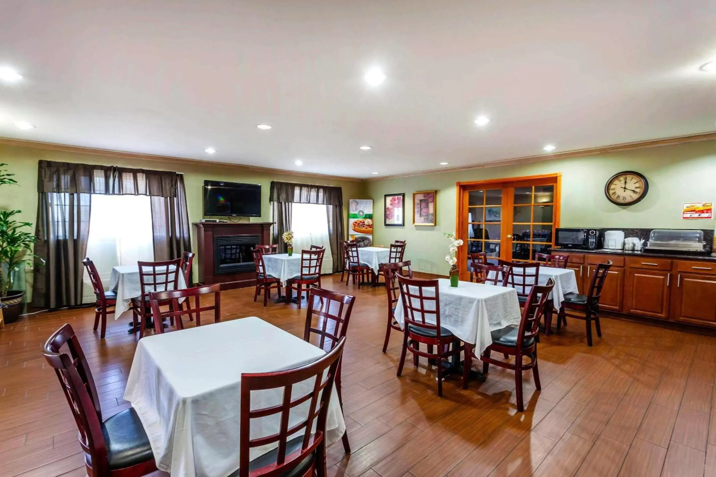 Restaurant/Places to Eat in Quality Inn Arlington