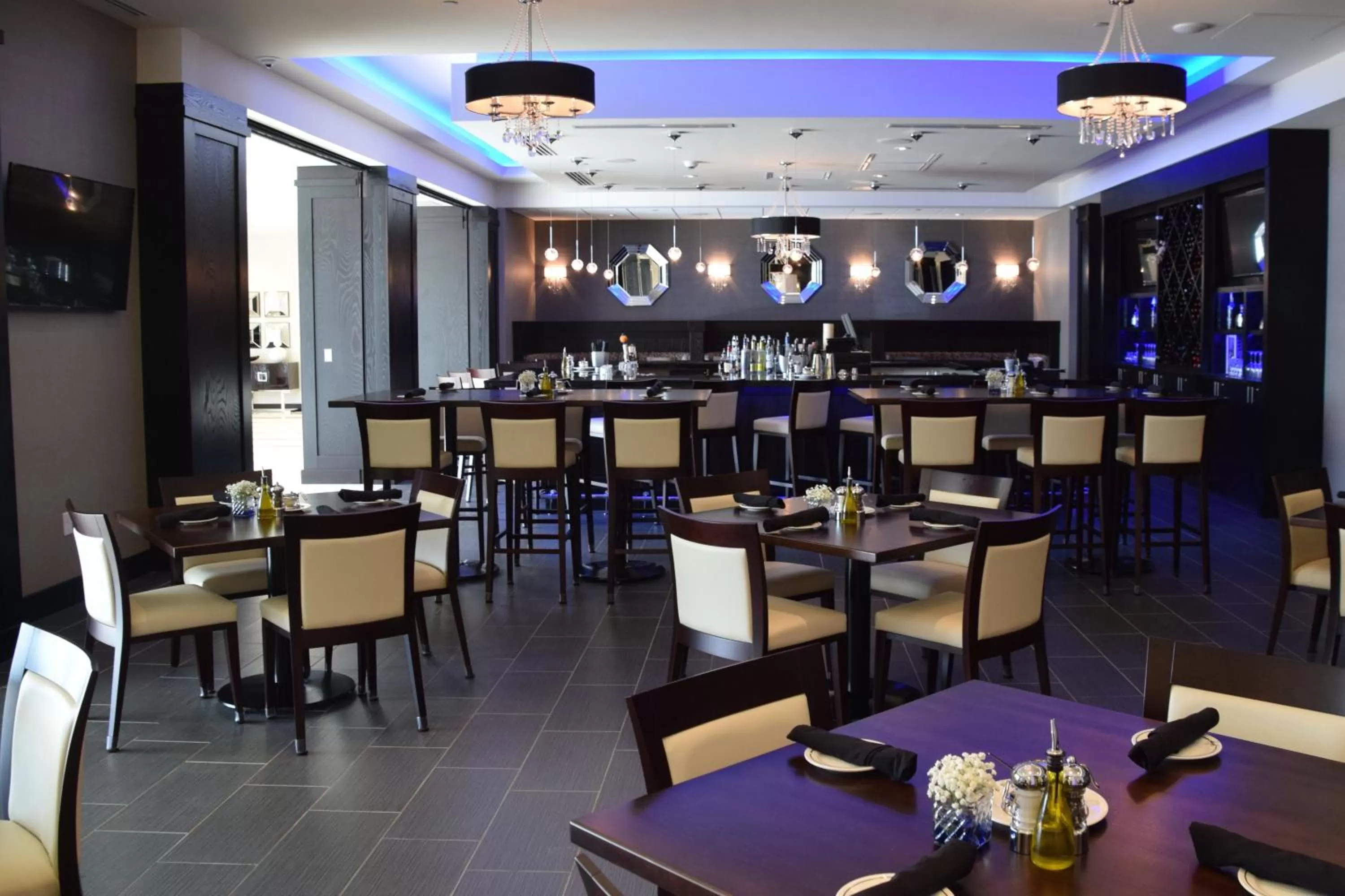 Lounge or bar in Holiday Inn Cincinnati North West Chester by IHG