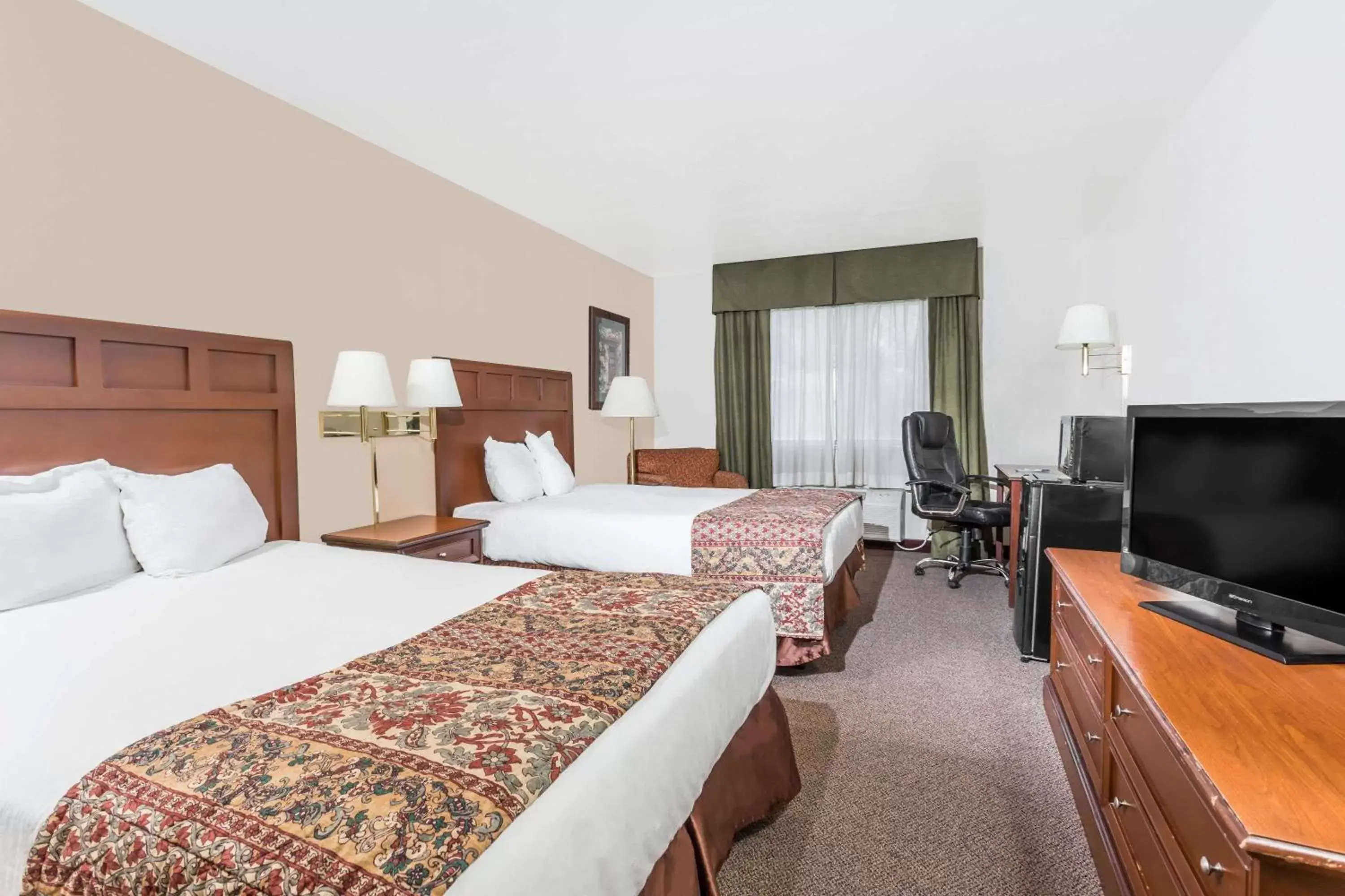 Queen Room with Two Queen Beds - Non-Smoking in Baymont by Wyndham Yreka