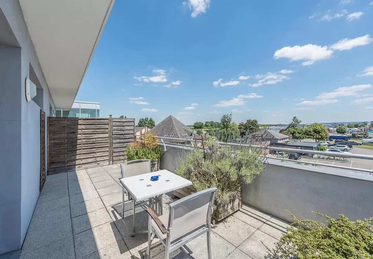 Balcony/Terrace in Hostellerie Saint Vincent Beauvais Aeroport