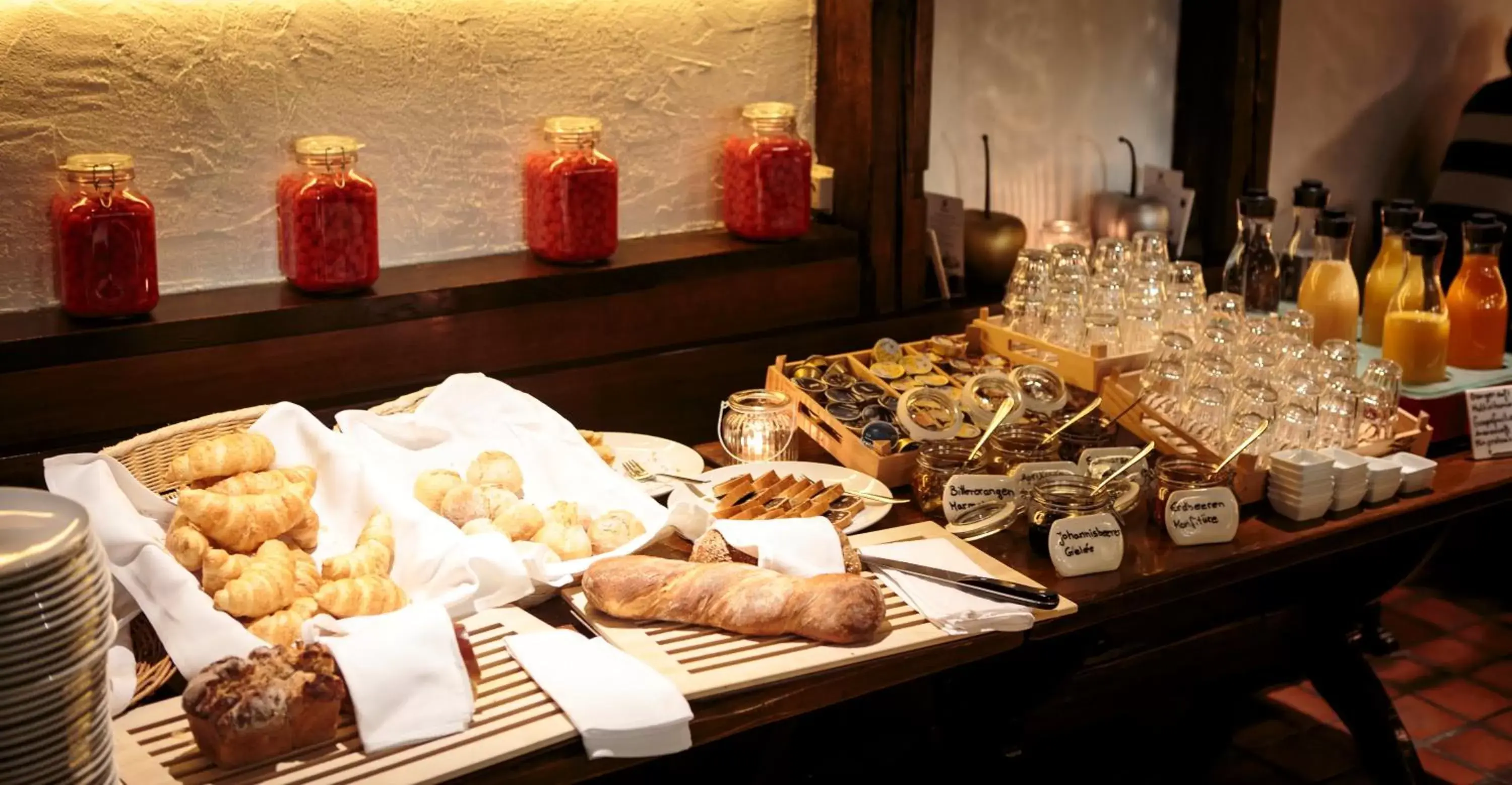 Buffet breakfast in Swiss-Chalet Merlischachen - Romantik Schloss-Hotel am See