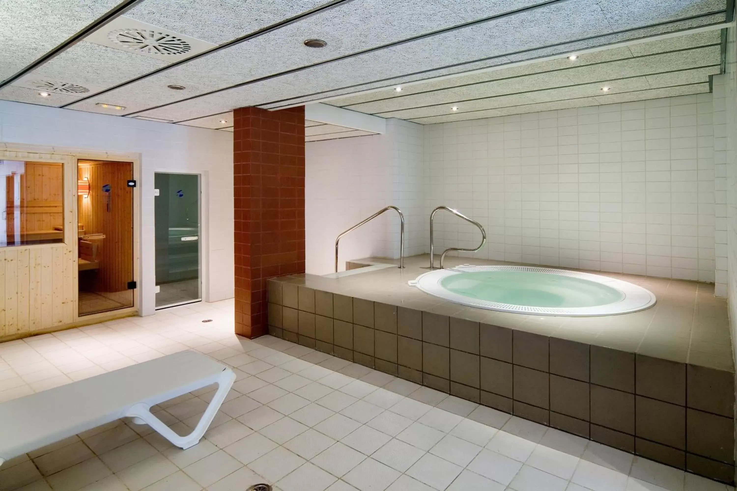 Hot Tub, Bathroom in Blaumar Hotel