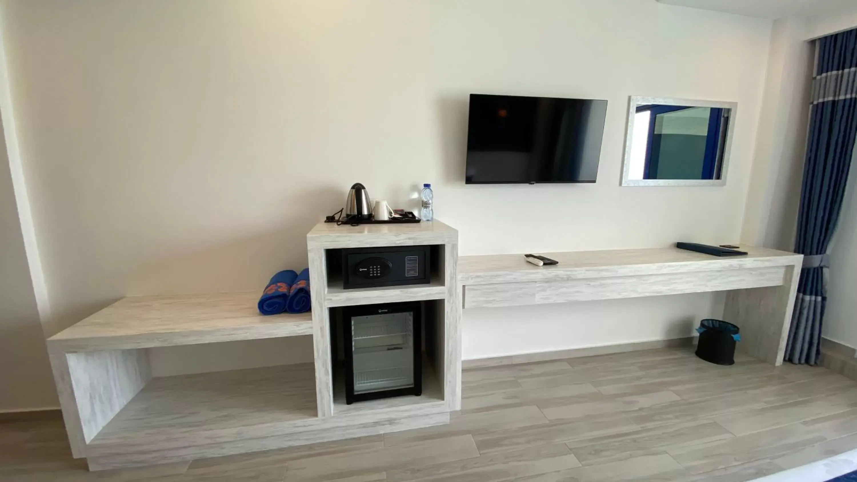 TV and multimedia, TV/Entertainment Center in Kaani Palm Beach