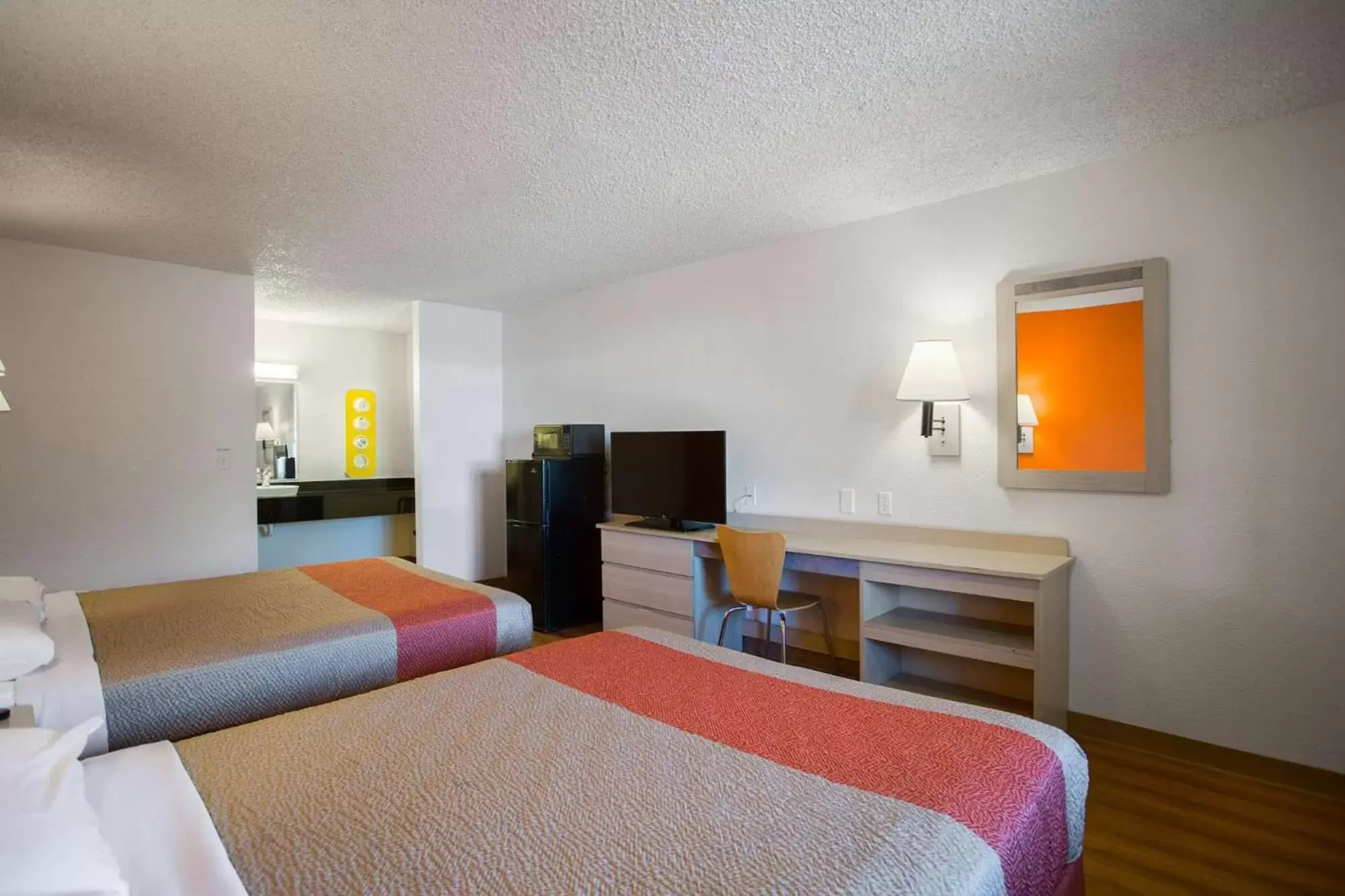 TV and multimedia, Bed in Motel 6-Kingman, AZ - Route 66 West