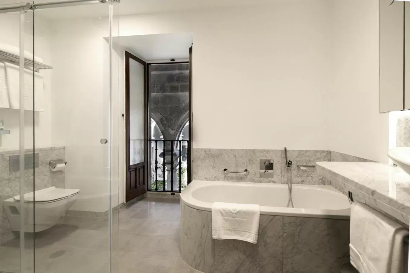 Photo of the whole room, Bathroom in Parador de Santiago - Hostal Reis Catolicos