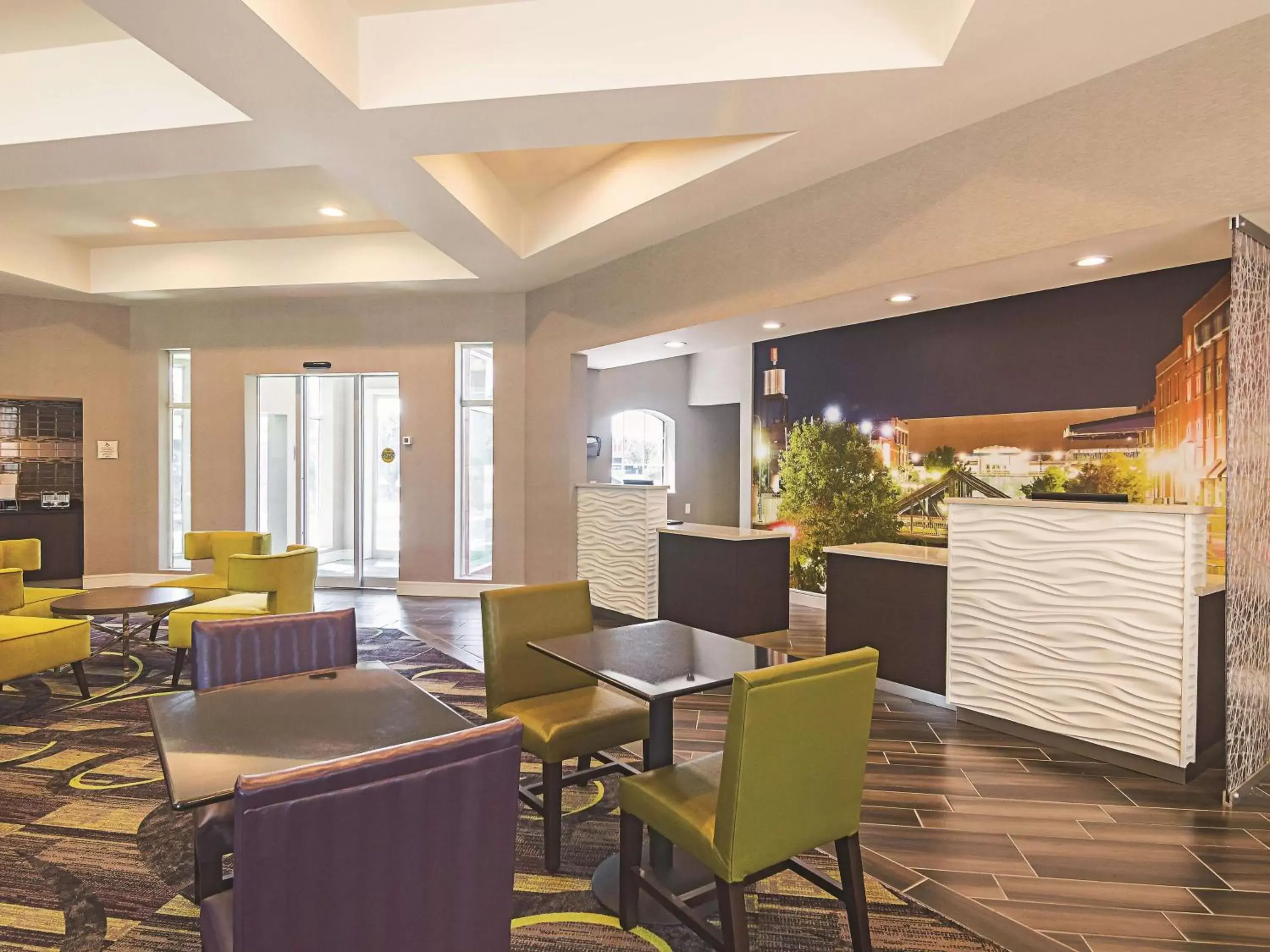 Lobby or reception, Lounge/Bar in La Quinta by Wyndham Oklahoma City - NW Expwy