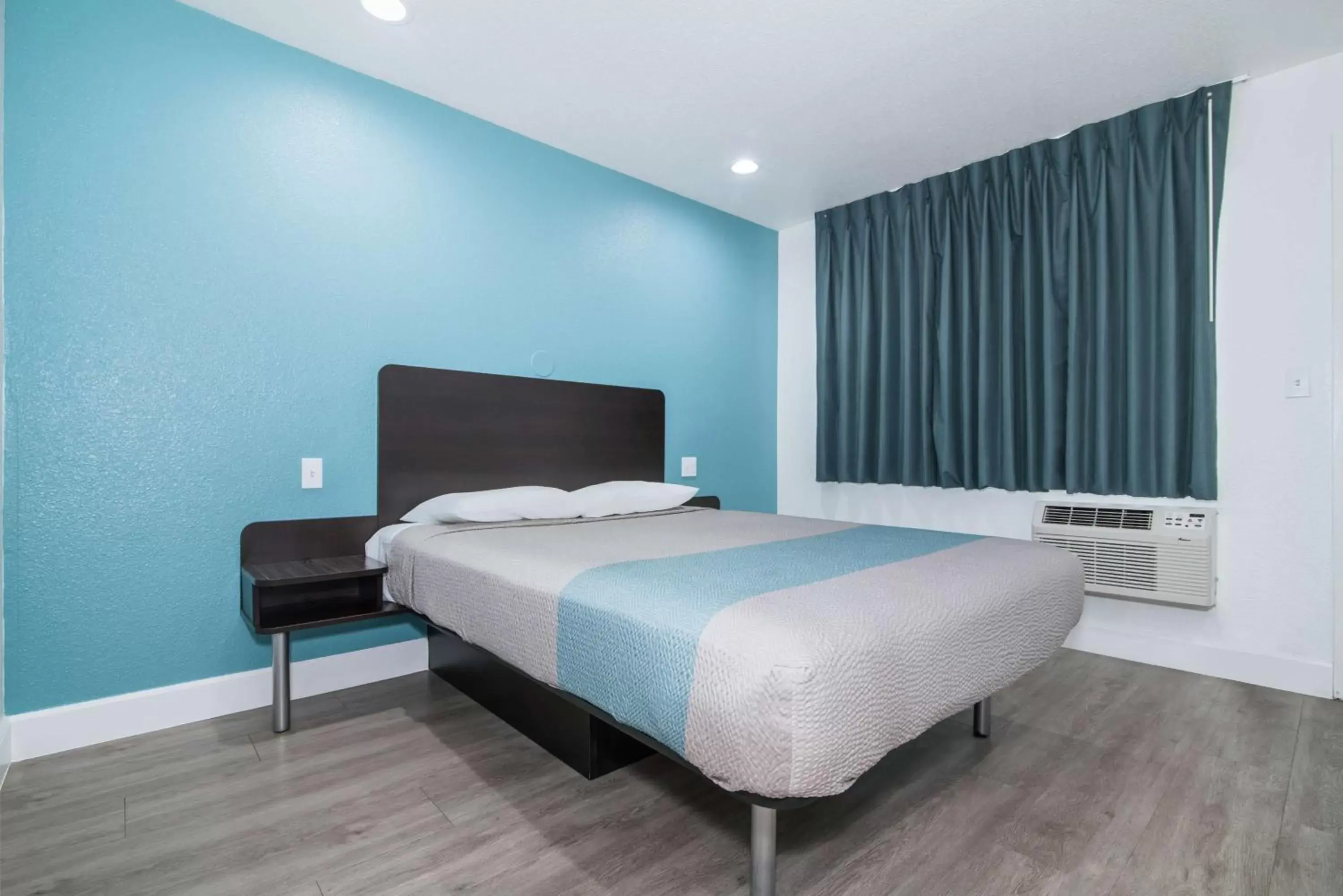 Photo of the whole room, Bed in Motel 6 - Moreno Valley - Riverside March Air Base Photo of the whole room, Bed in Motel 6 - Moreno Valley - Riverside March Air Base