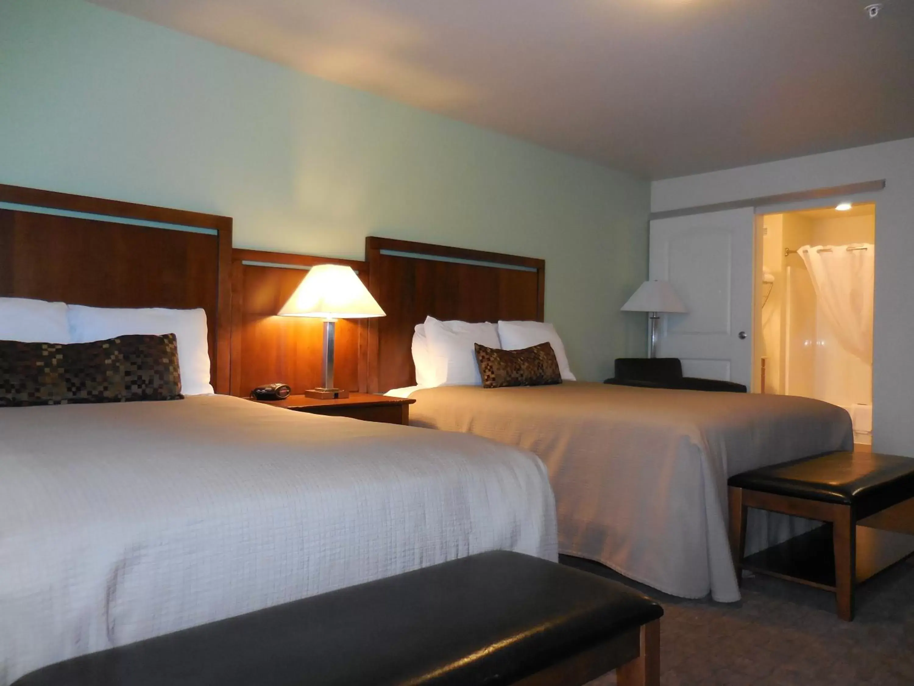 Photo of the whole room, Bed in Aspen Suites Hotel Anchorage