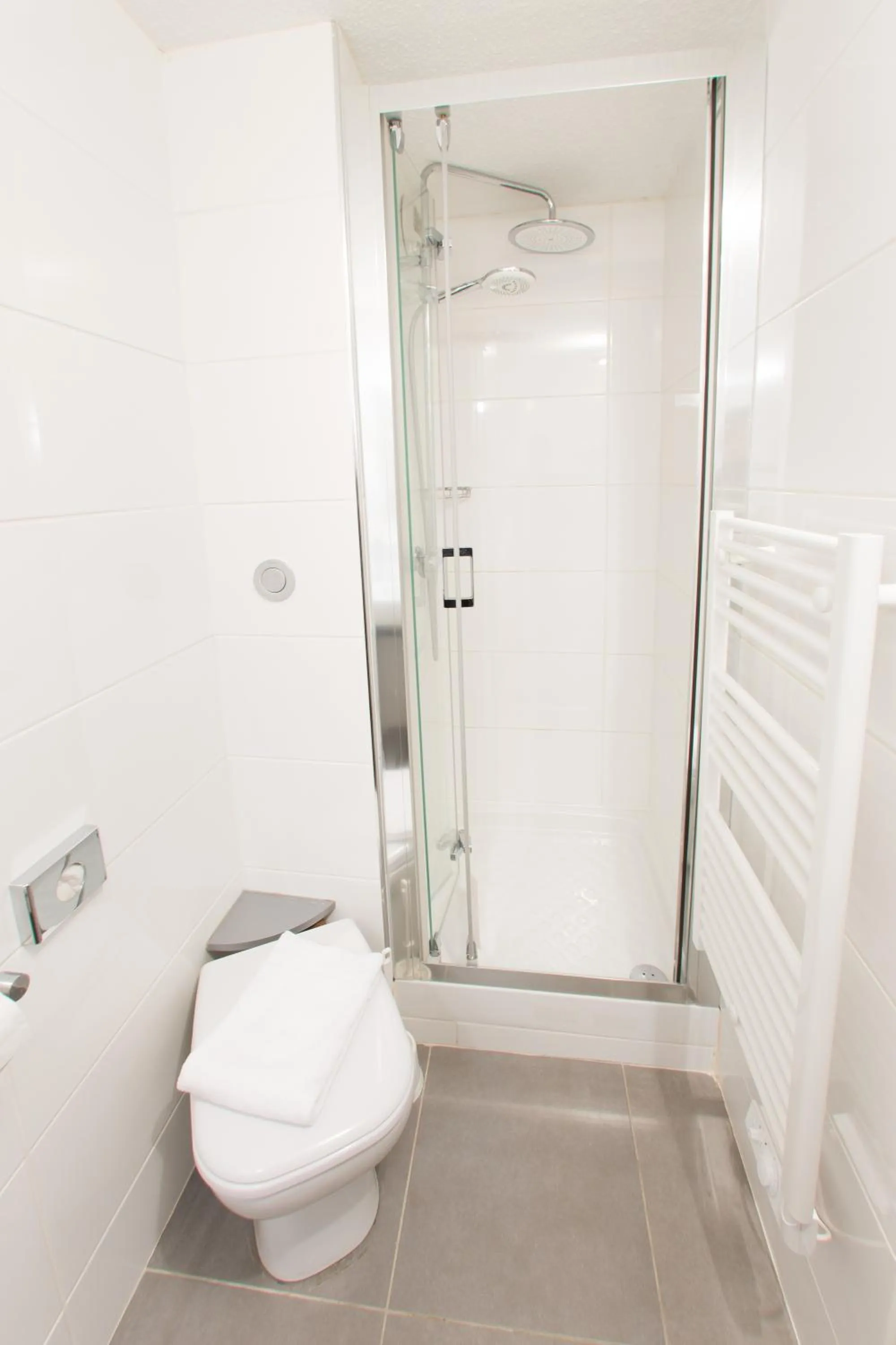 Shower in Hotel Acadie Eragny