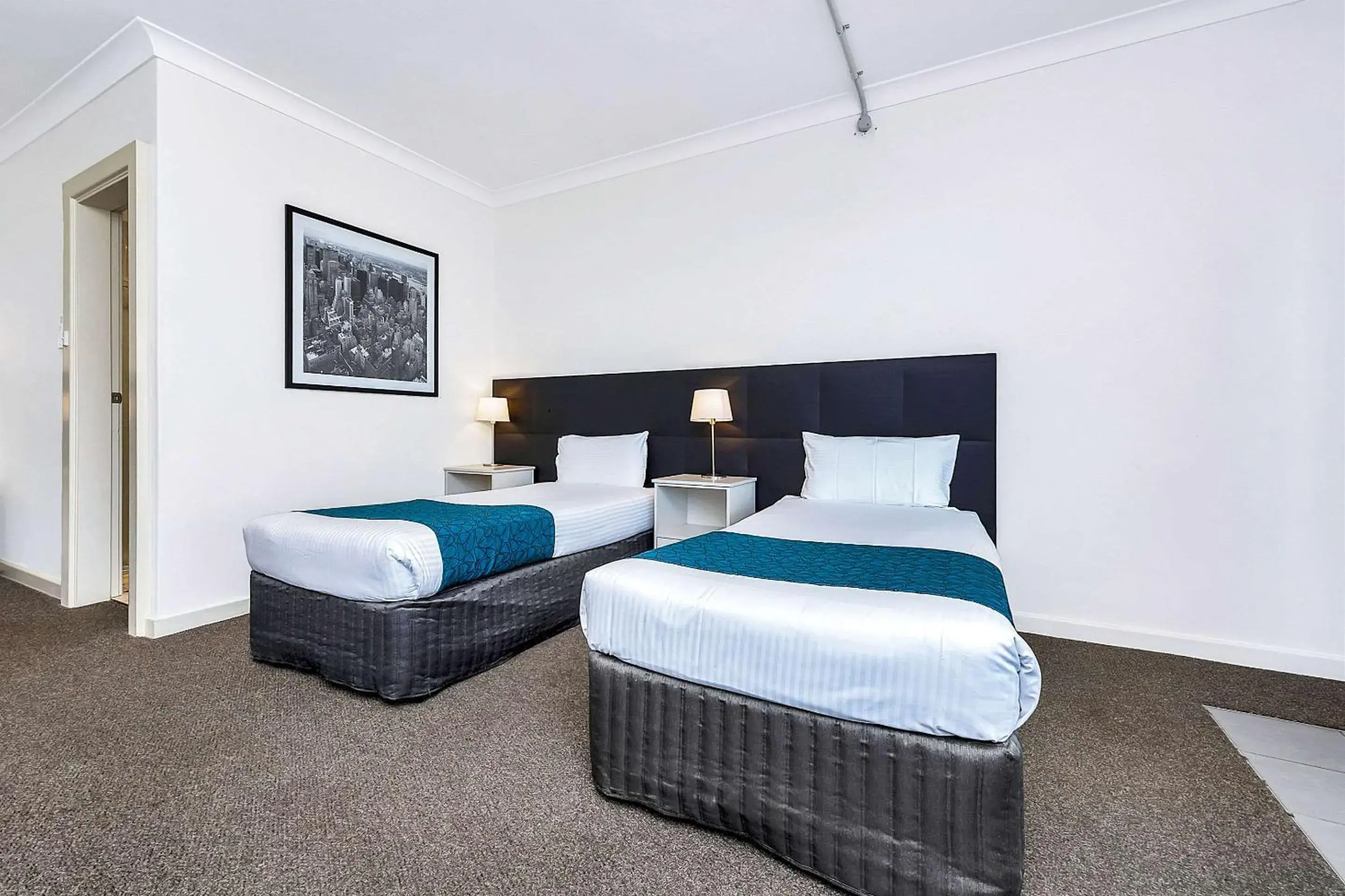 Photo of the whole room, Bed in COMFORT INN MANHATTAN - ADELAIDE