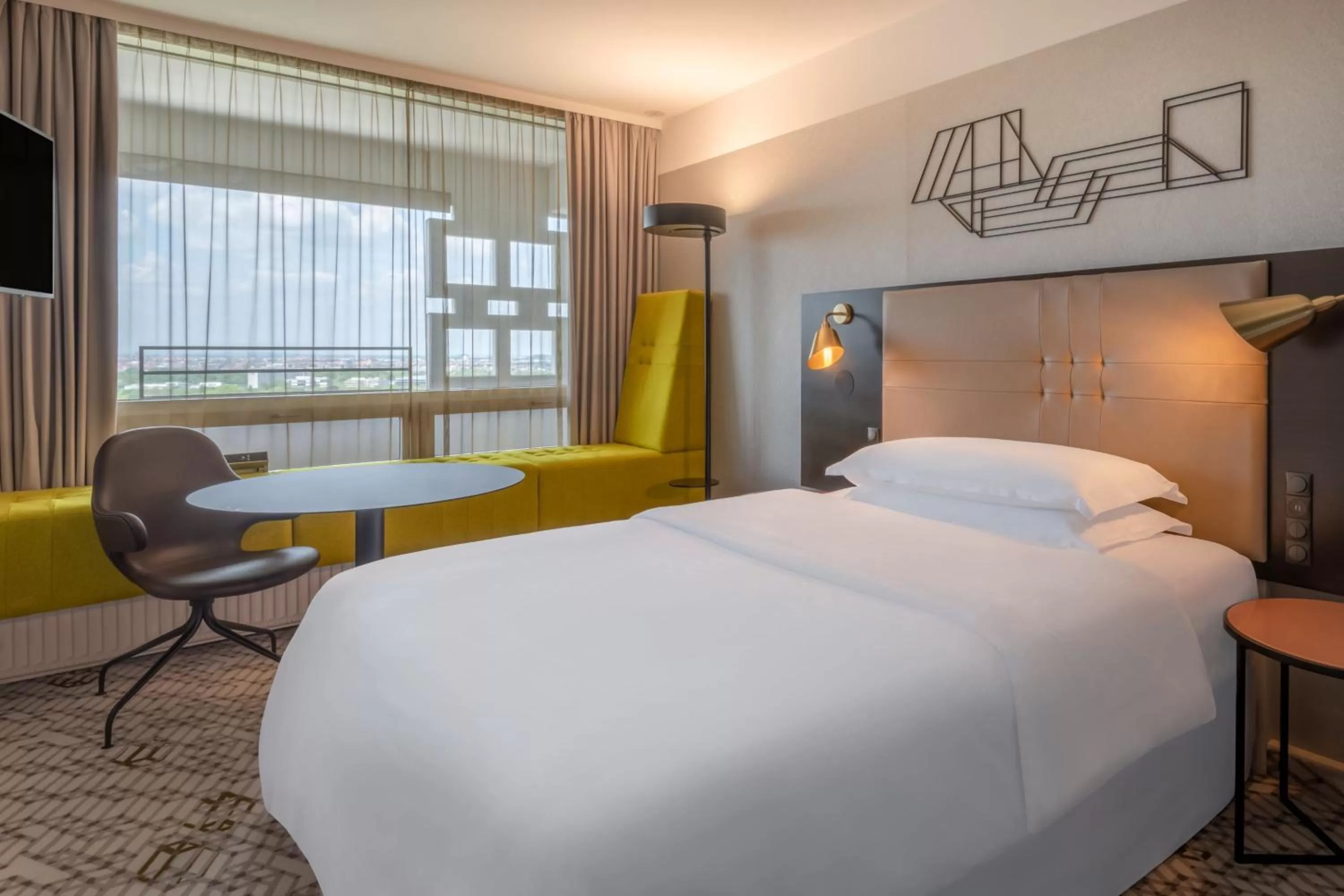 Photo of the whole room, Bed in Four Points by Sheraton Munich Arabellapark