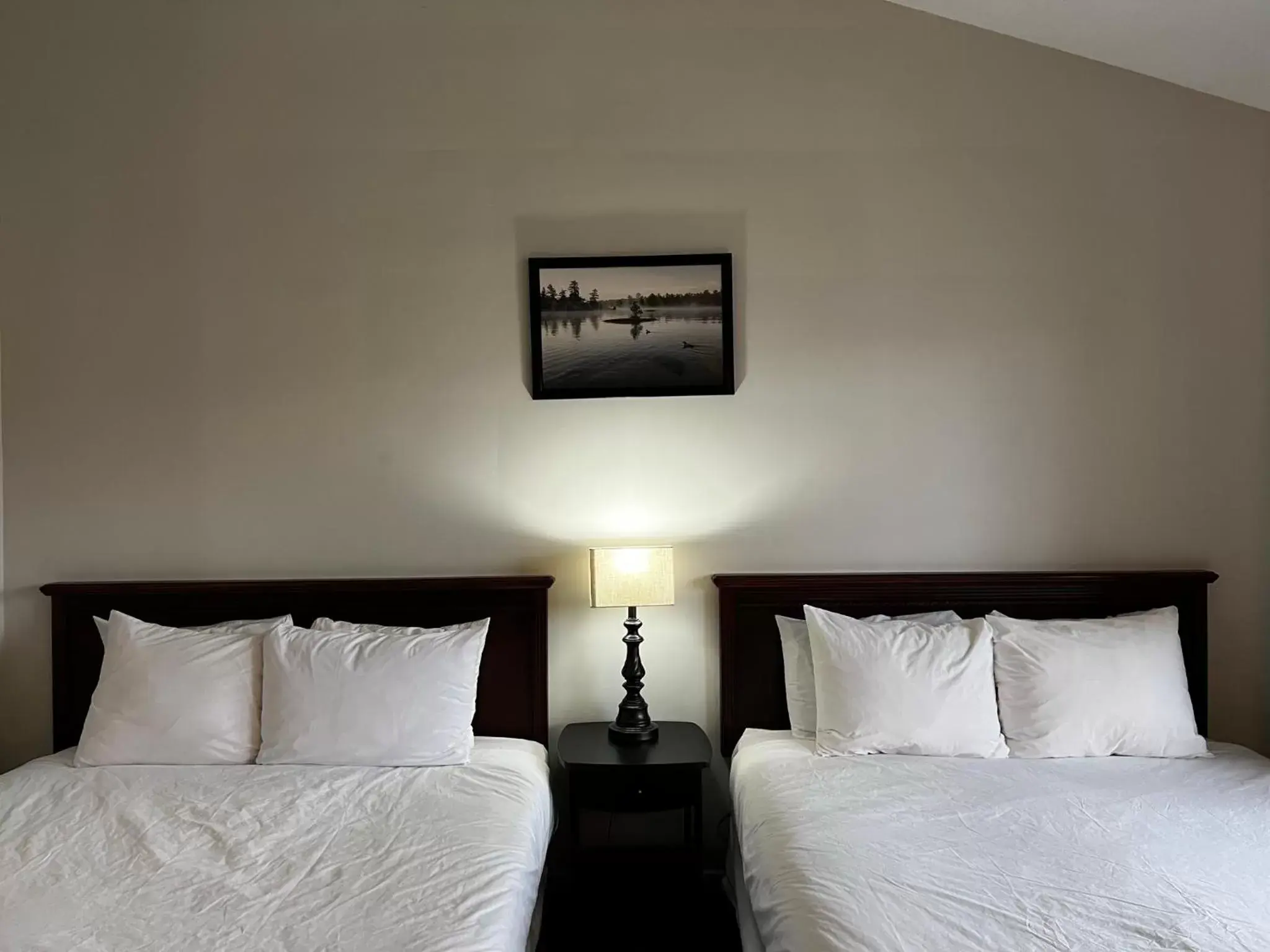 Superior Queen Room with Two Queen Beds with Lake View in Inn at the Falls Superior Queen Room with Two Queen Beds with Lake View in Inn at the Falls