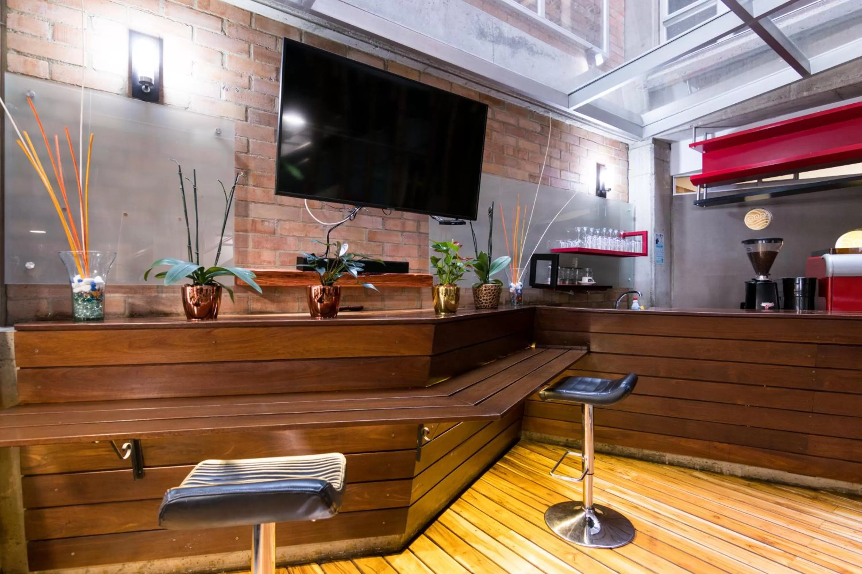 Dining area in Hotel 5 Elementos Corferias by HBP