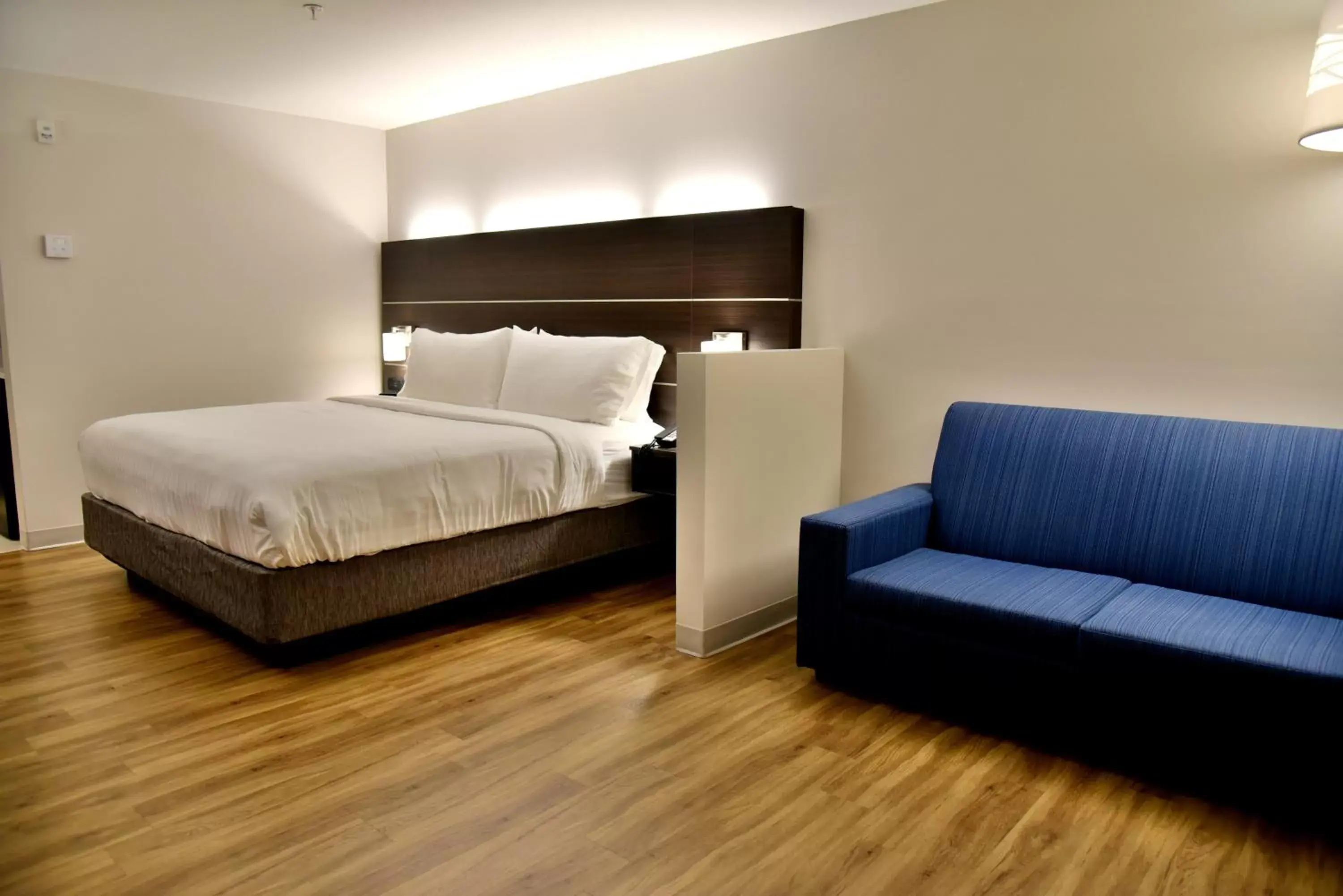 Bedroom, Bed in Holiday Inn Express & Suites - Gatineau - Ottawa, an IHG Hotel