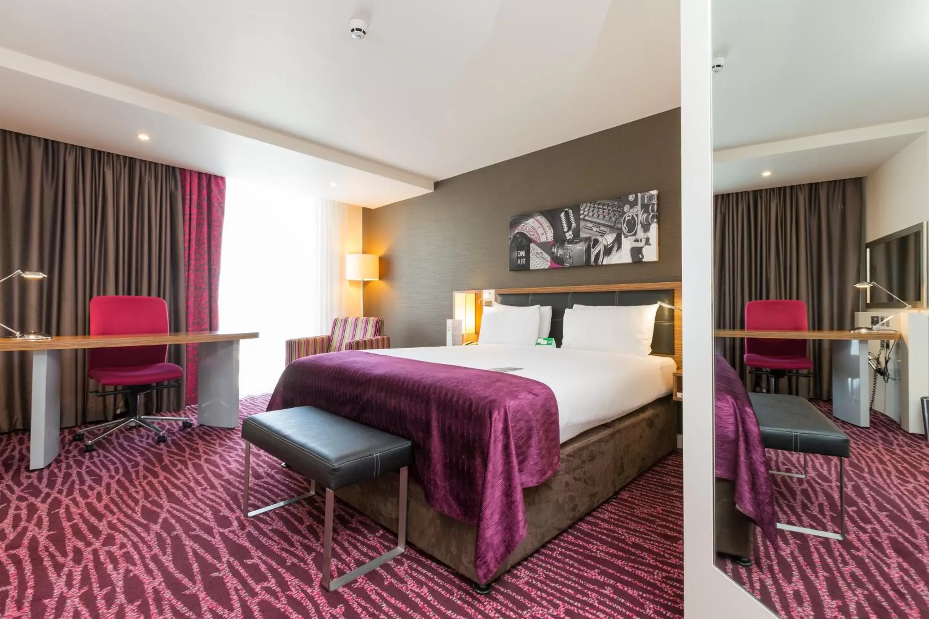 Photo of the whole room, Bed in Holiday Inn Manchester-Mediacityuk, an IHG Hotel