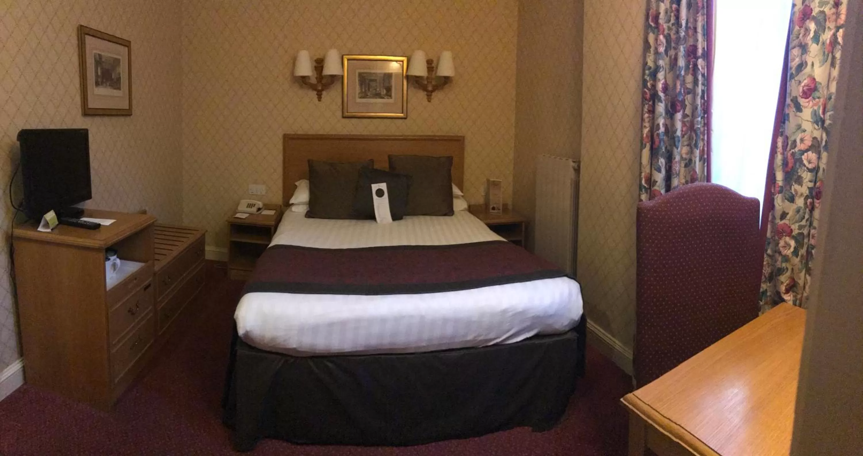 Bedroom, Bed in Crown & Mitre Hotel