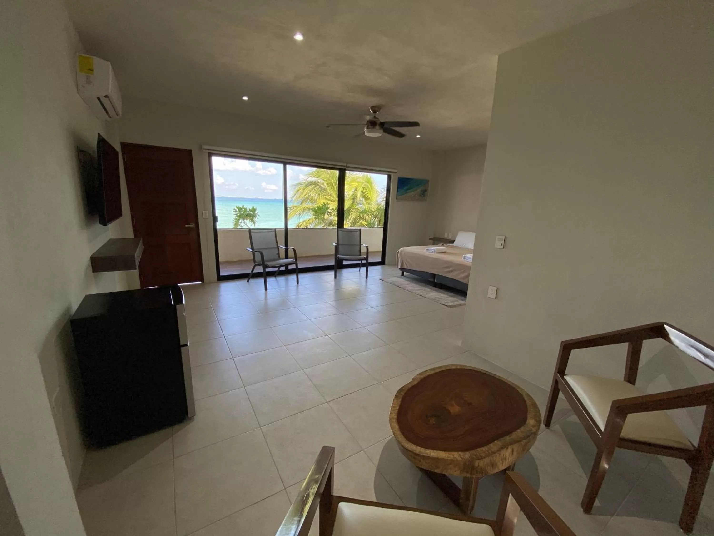 Living room, Bed in Cuxos Hotel Beachfront