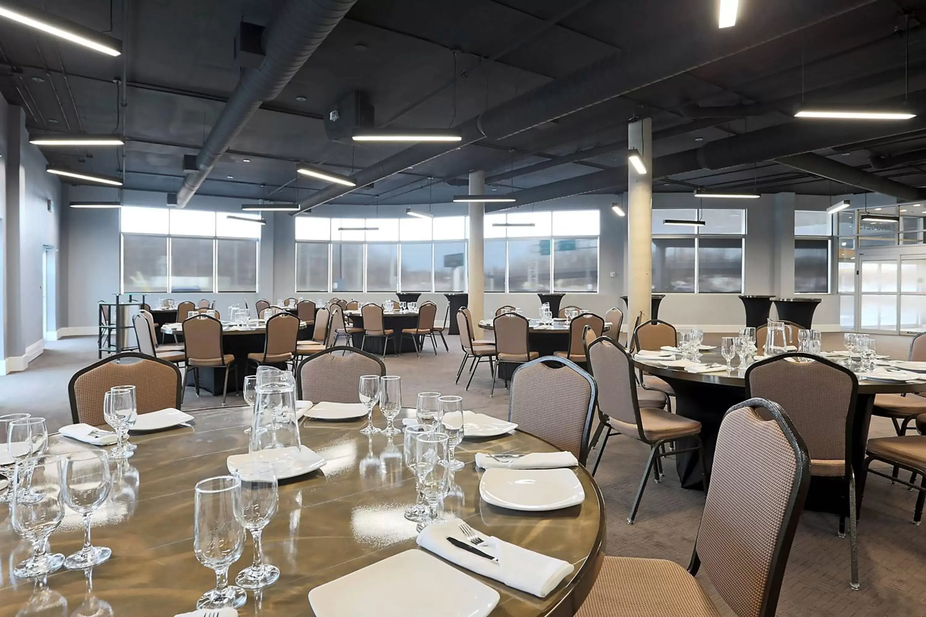 Meeting/conference room, Restaurant/Places to Eat in Courtyard by Marriott Montreal West Island/Baie D’Urfe