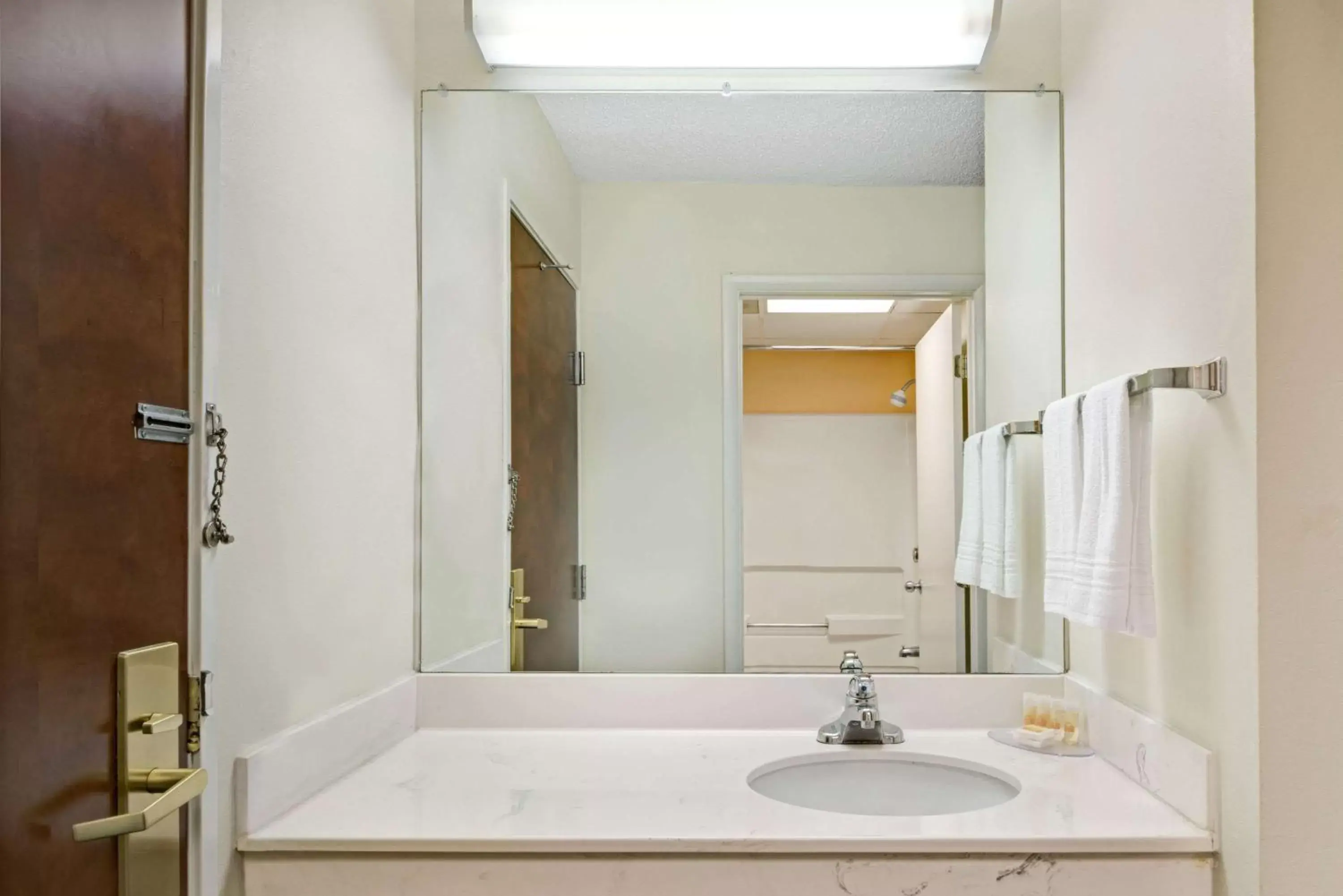 Photo of the whole room, Bathroom in Days Inn by Wyndham Burlington East