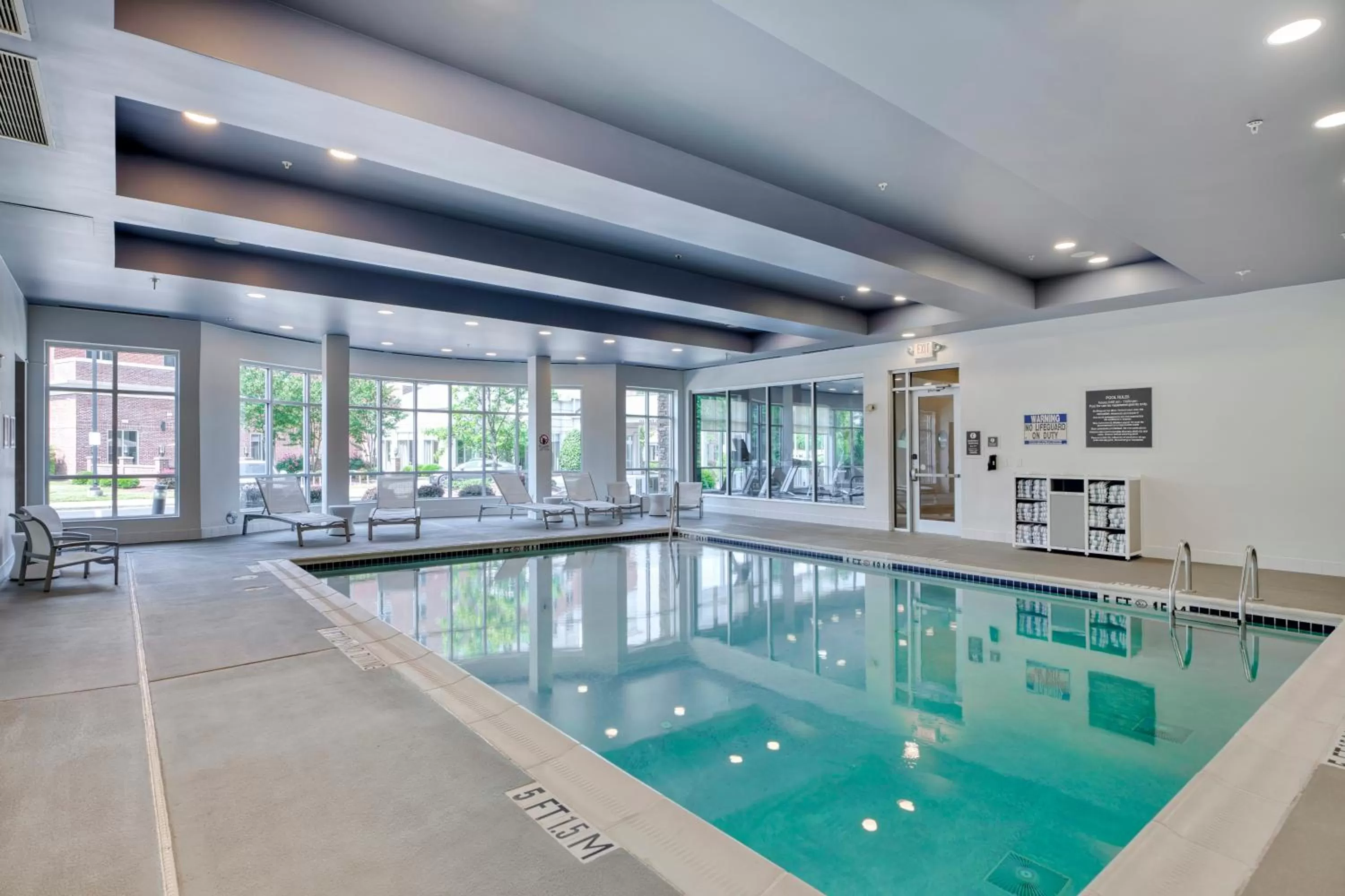 Swimming pool in DoubleTree by Hilton Raleigh-Cary