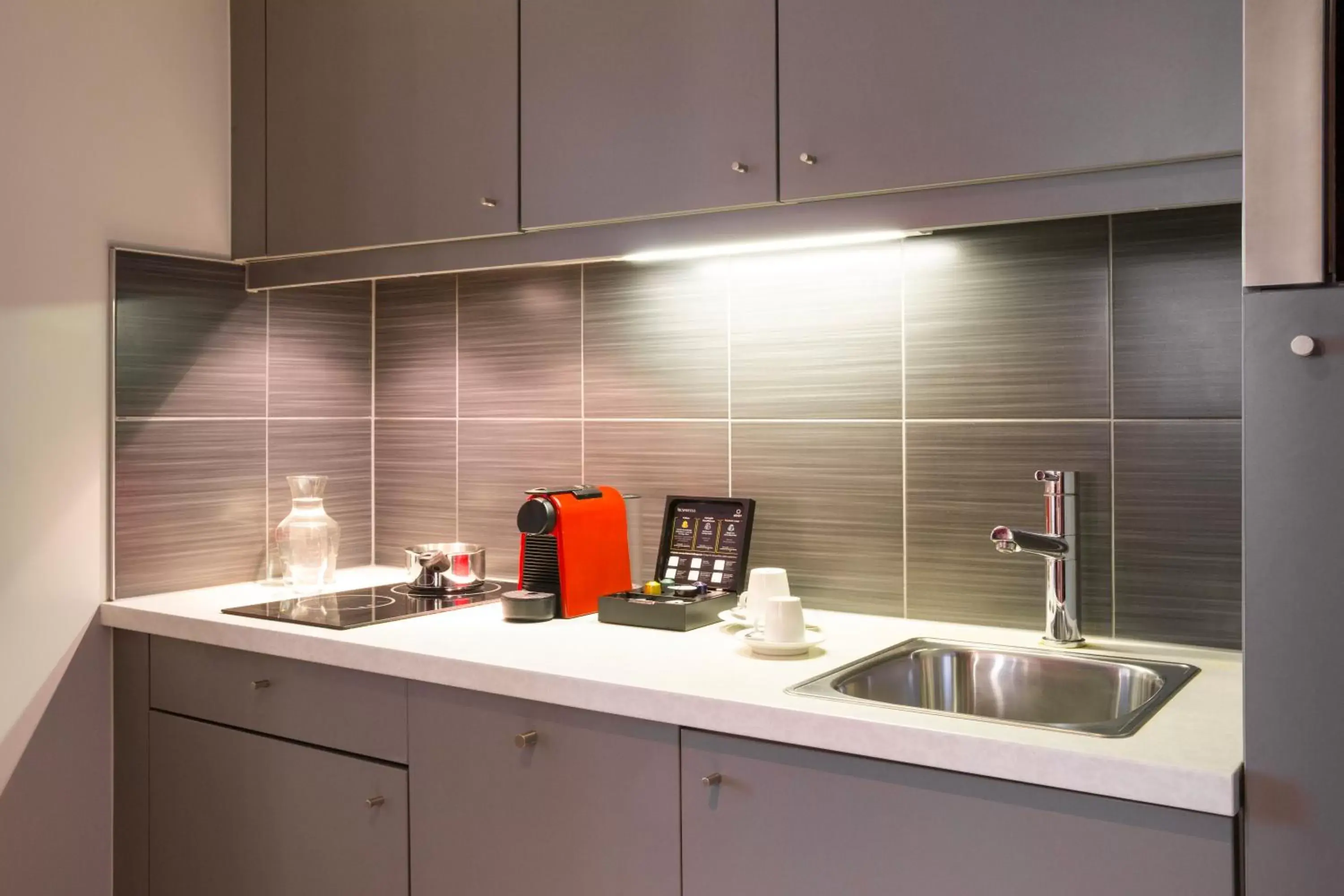 Coffee/tea facilities, Kitchen/Kitchenette in Aparthotel Adagio Basel City