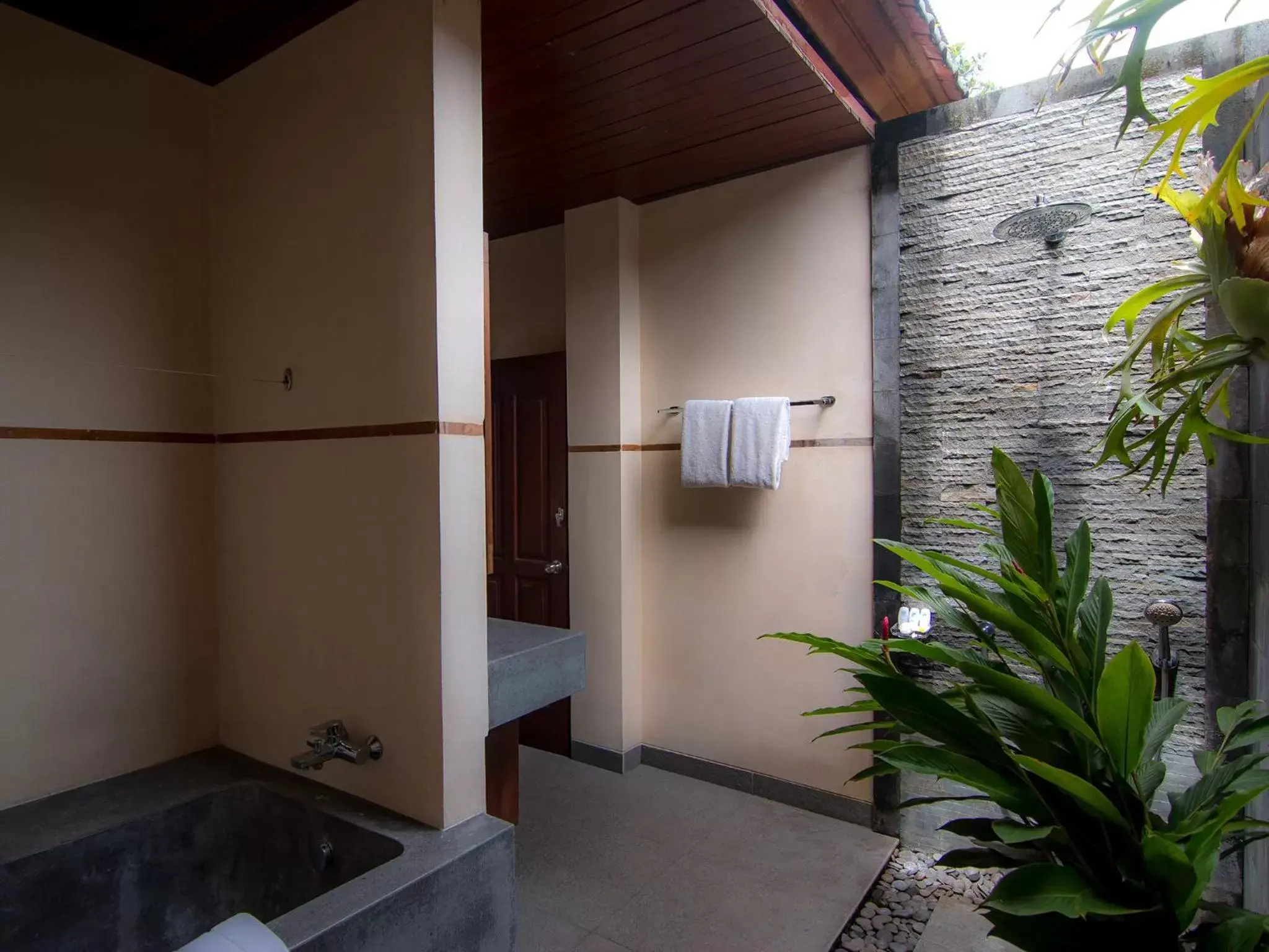 Shower in De Munut Balinese Resort