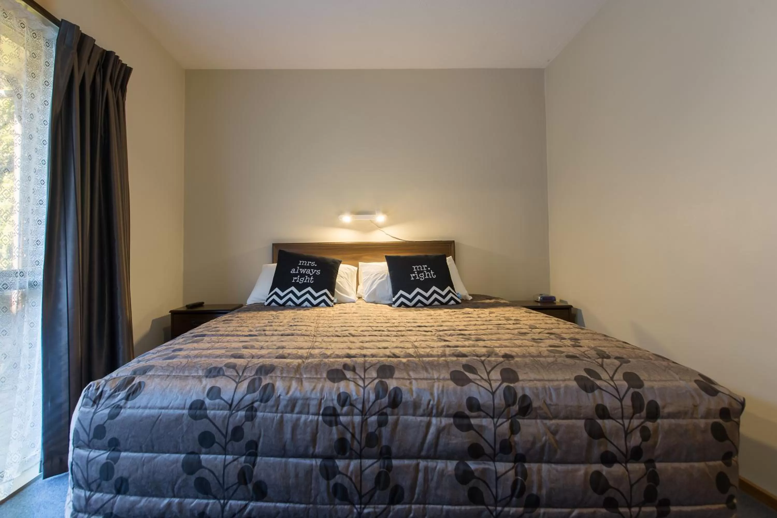 Bedroom, Bed in Argyle On The Park - Central Christchurch Motel Overlooking Hagley Park