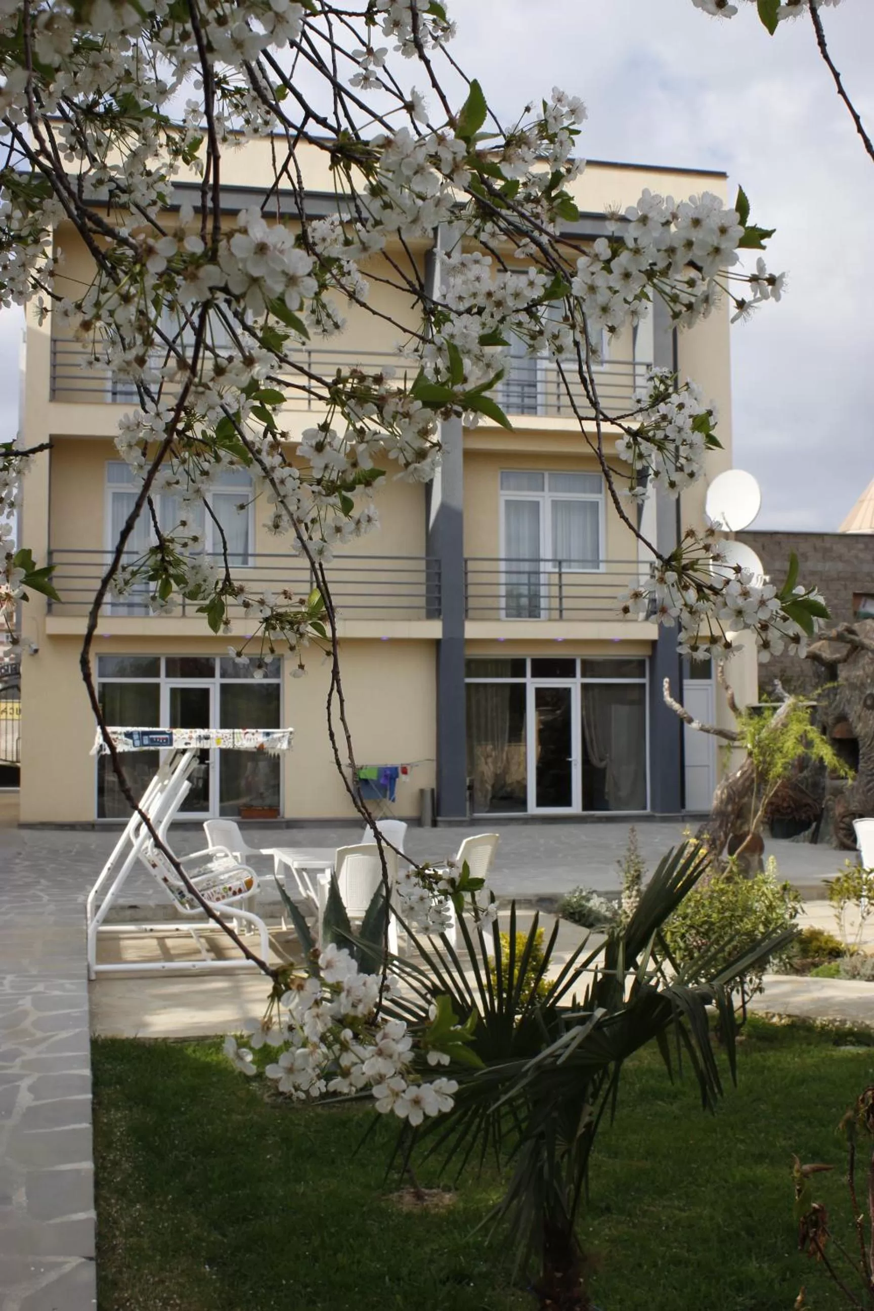 Facade/entrance in Liel