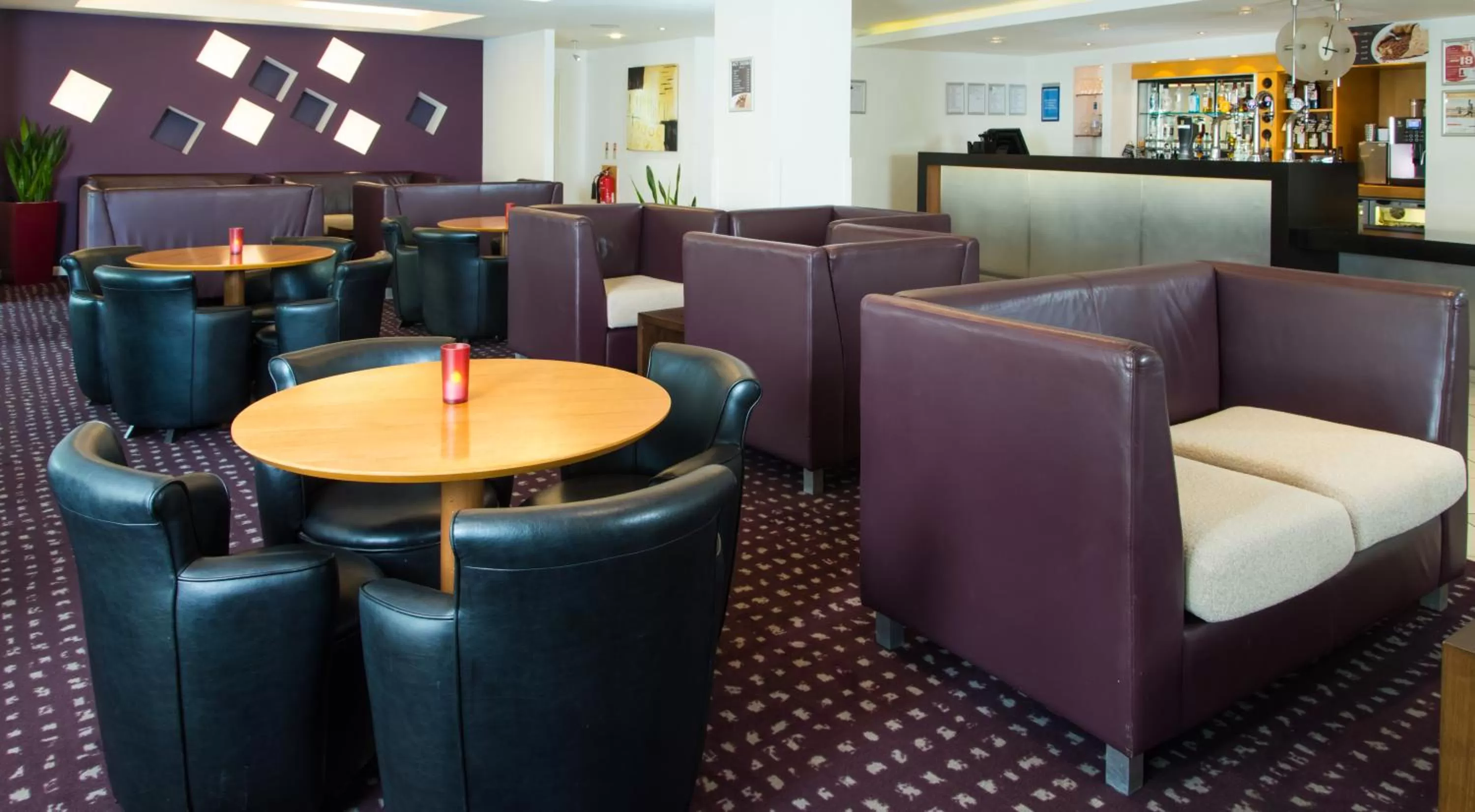 Lounge or bar in Holiday Inn Express Hemel Hempstead by IHG