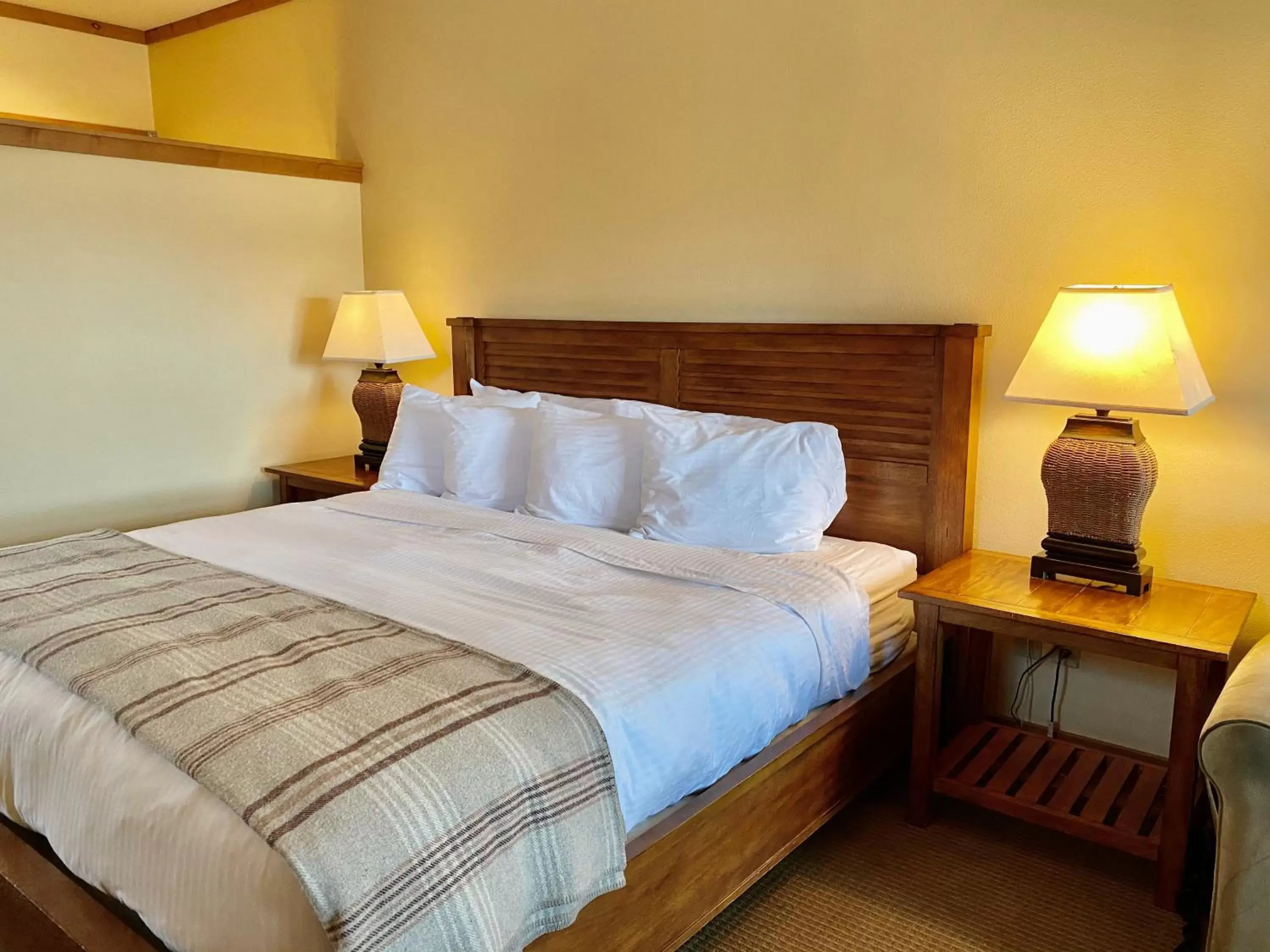 Deluxe King with Triple-Head Shower in Cousin's Country Inn Deluxe King with Triple-Head Shower in Cousin's Country Inn