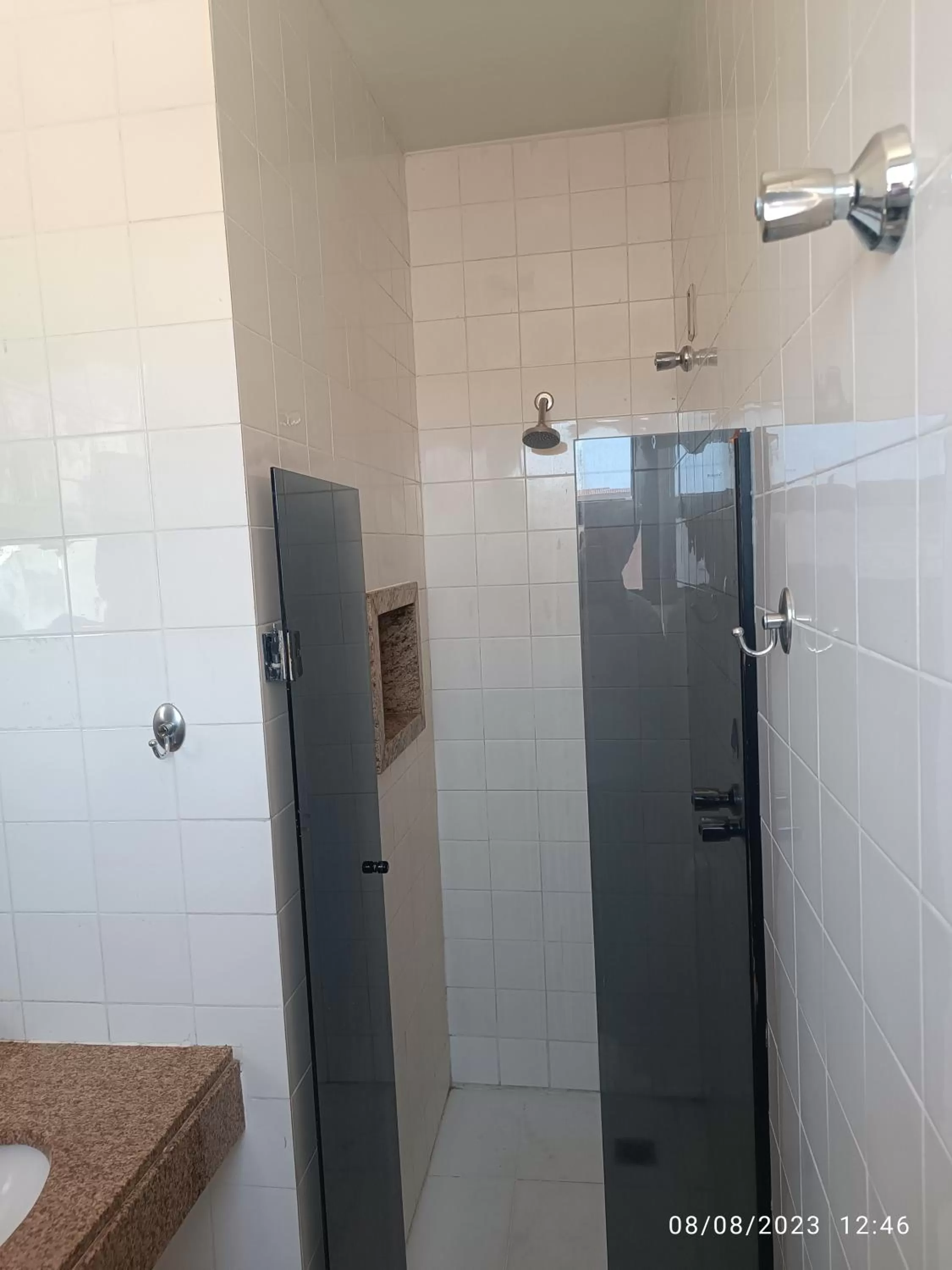Shower in Hotel Oscar Blue Montes Claros