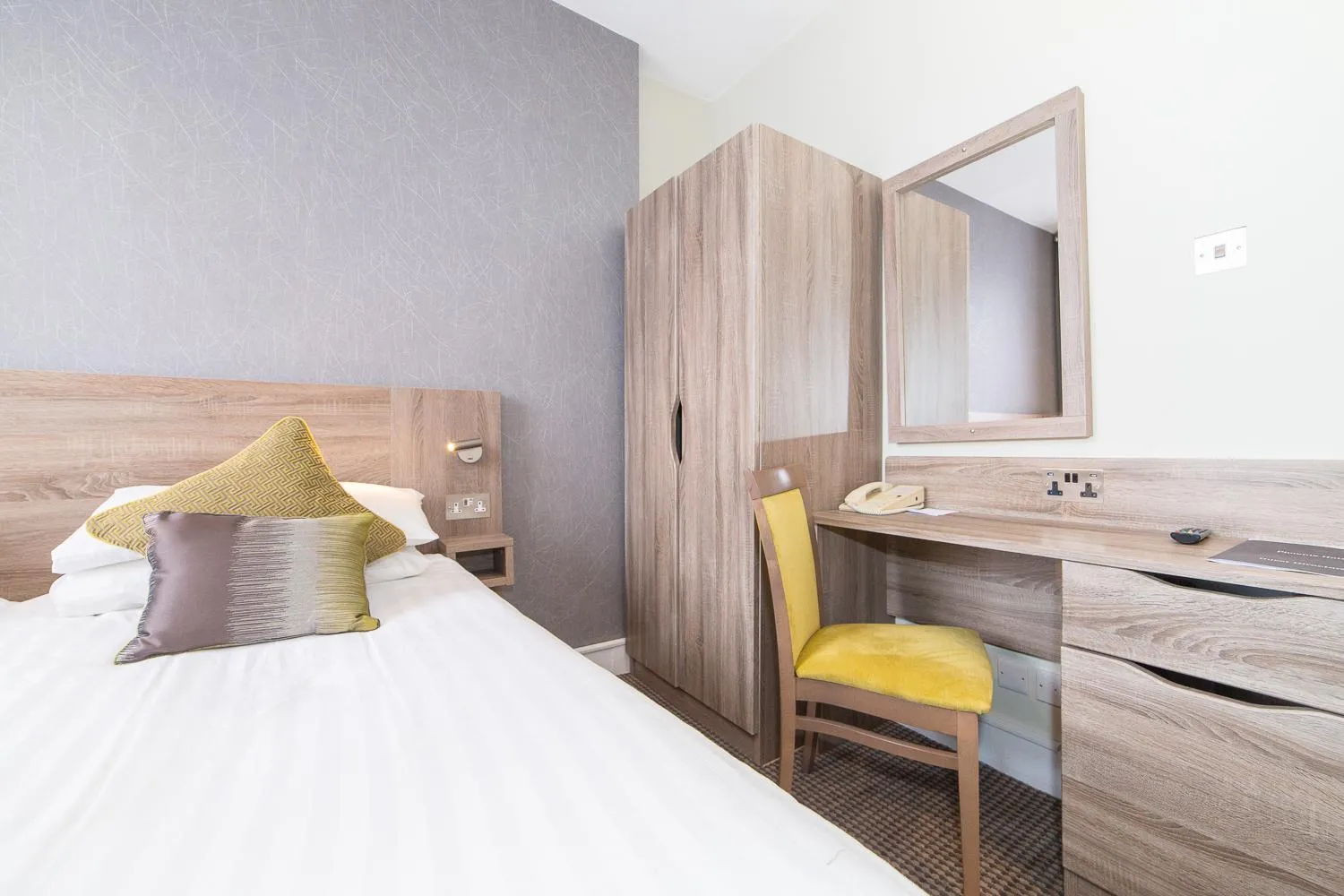 Bedroom, Bed in Phoenix Hotel