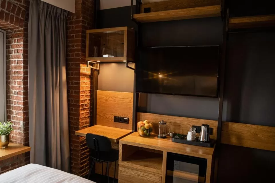 TV and multimedia, Bed in GINN Hotel Hamburg Elbspeicher