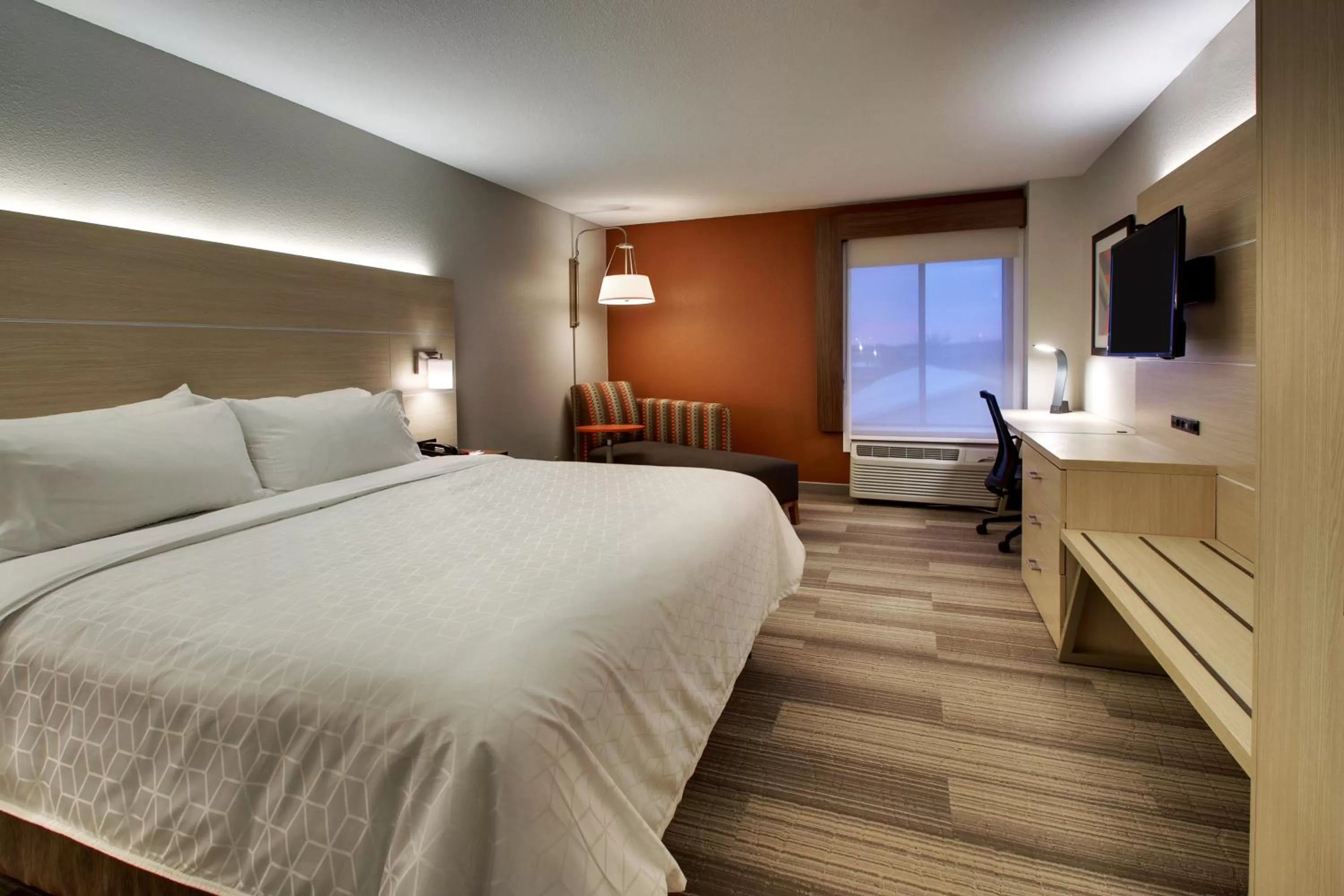 Photo of the whole room, Bed in Holiday Inn Express Hotel & Suites Cedar Rapids I-380 at 33rd Avenue by IHG