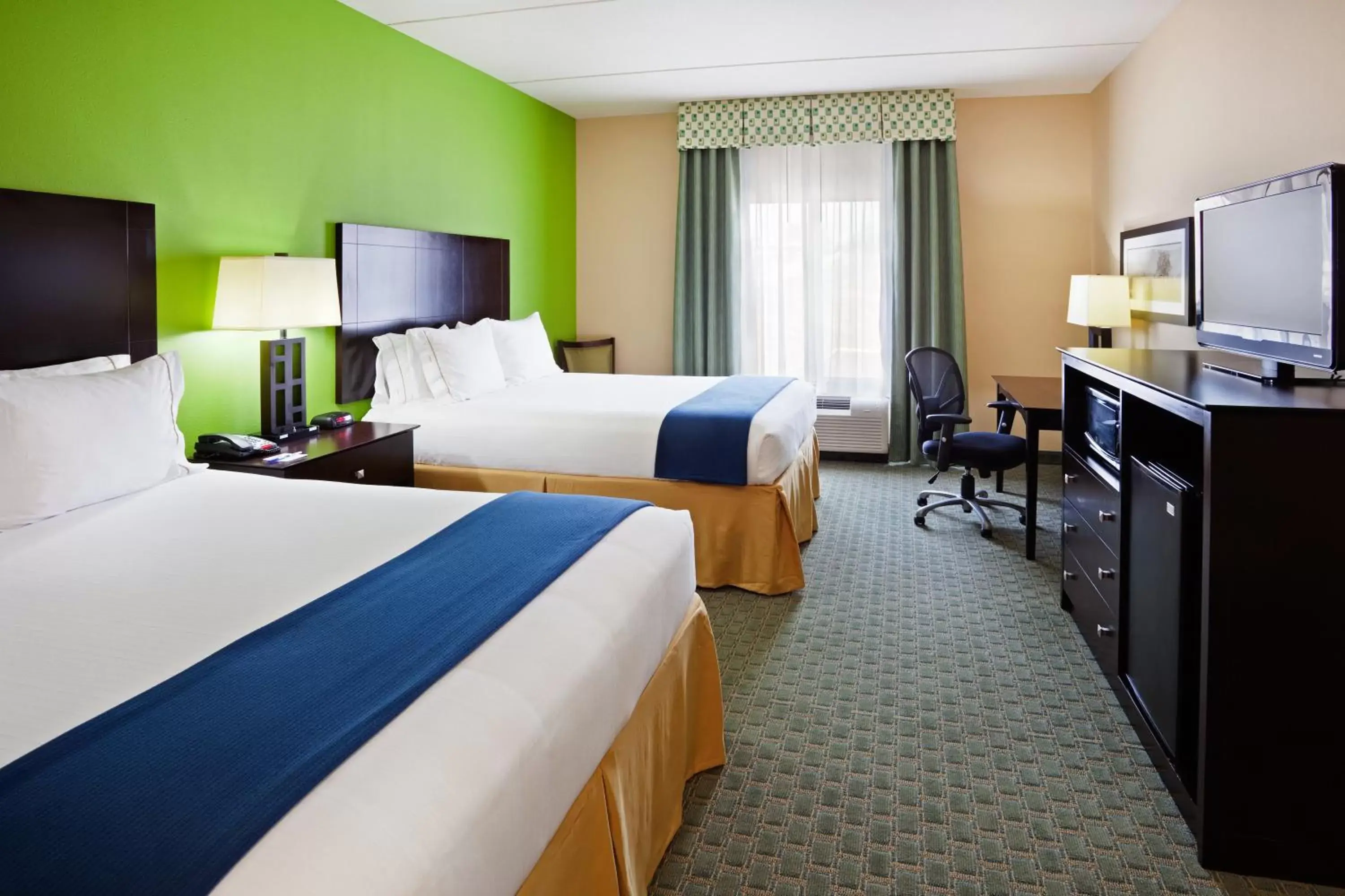 Photo of the whole room, Bed in Holiday Inn Express Hotel & Suites Newport South, an IHG Hotel