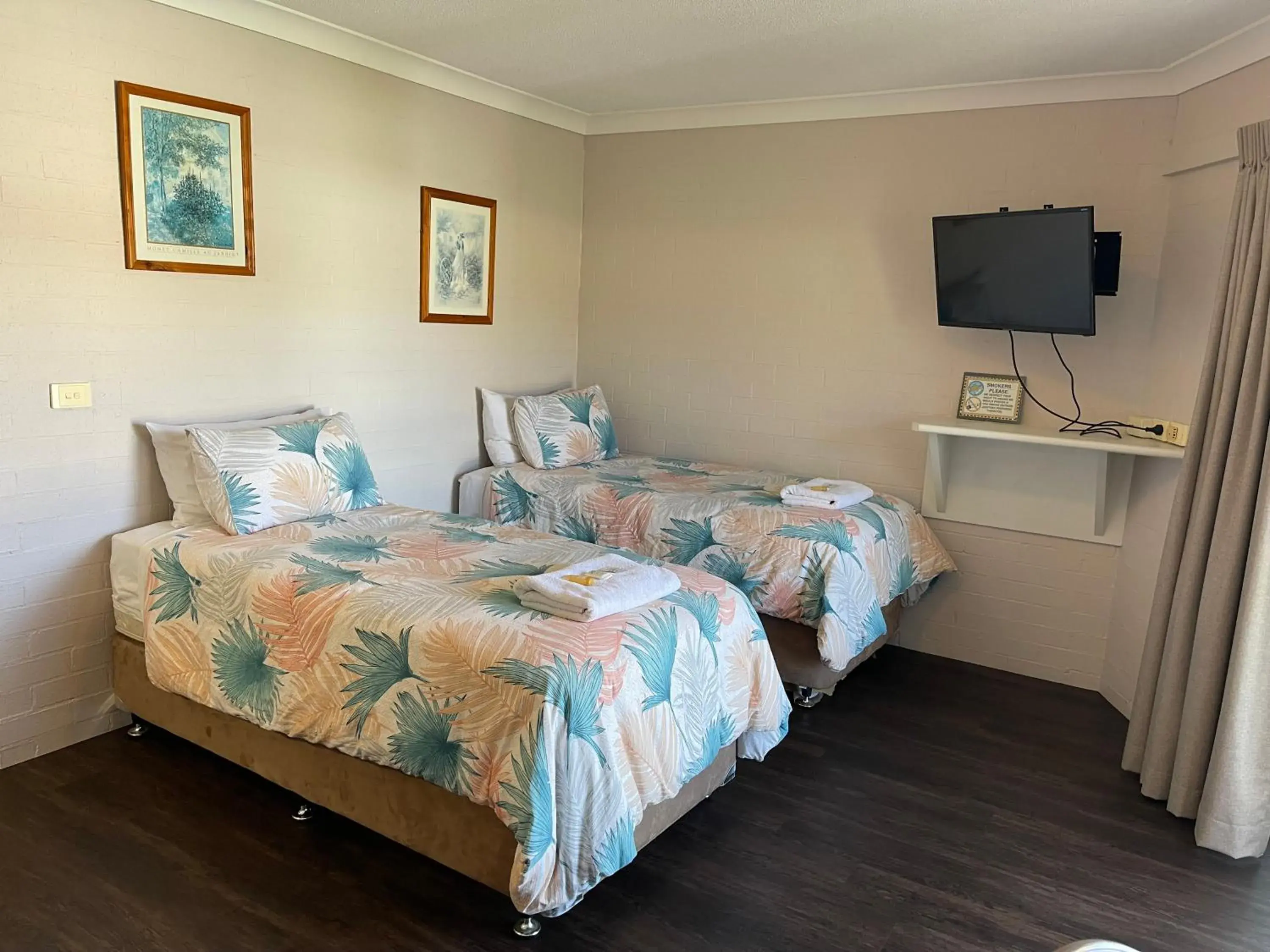 Communal lounge/ TV room, Bed in Ulladulla Harbour Motel