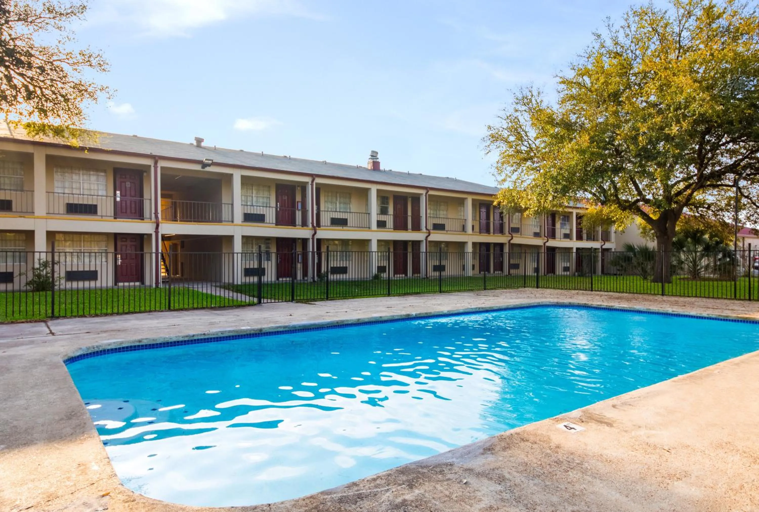 Swimming pool in Red Roof Inn Temple