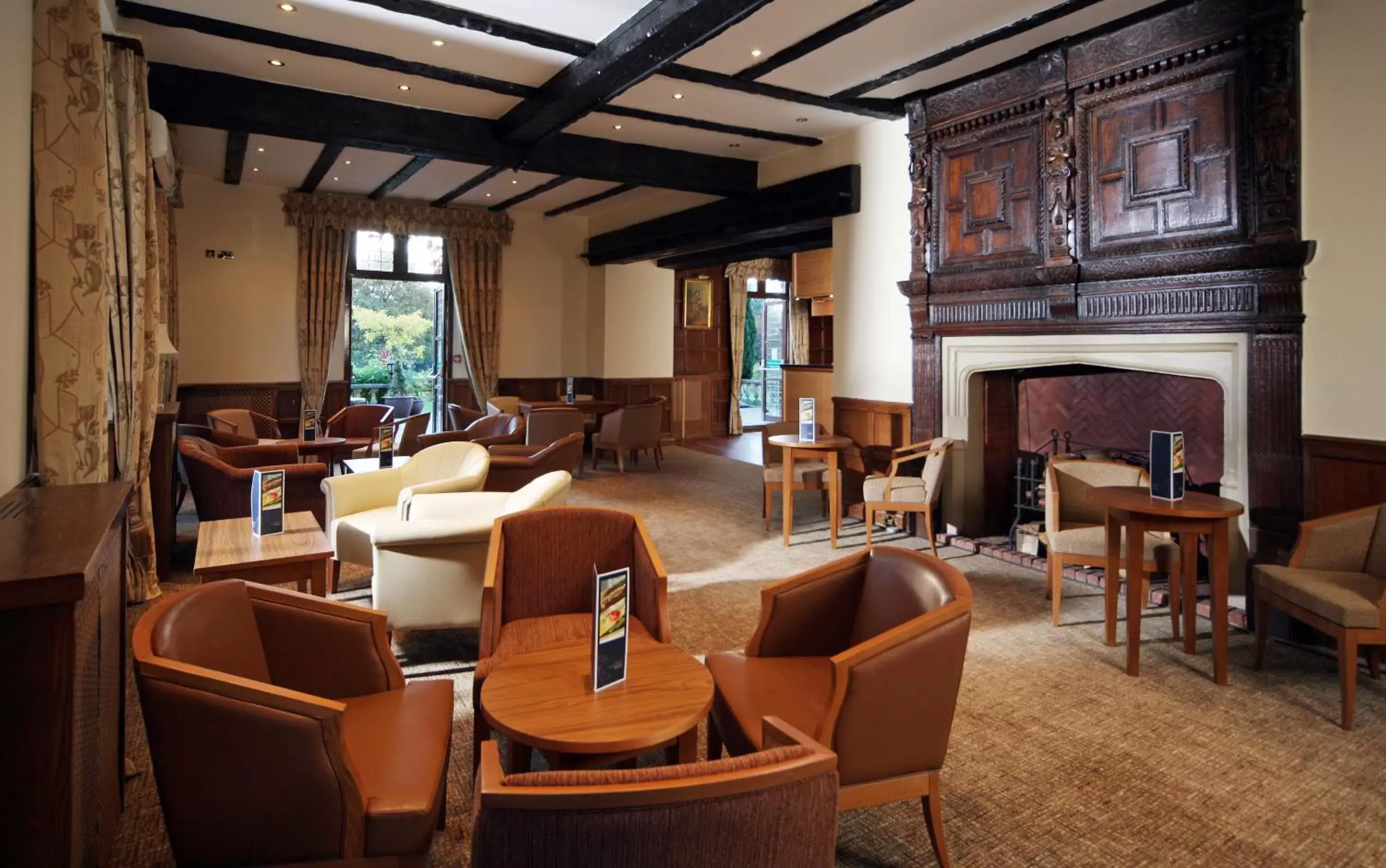 Communal lounge/ TV room, Lounge/Bar in Mercure Letchworth Hall Hotel