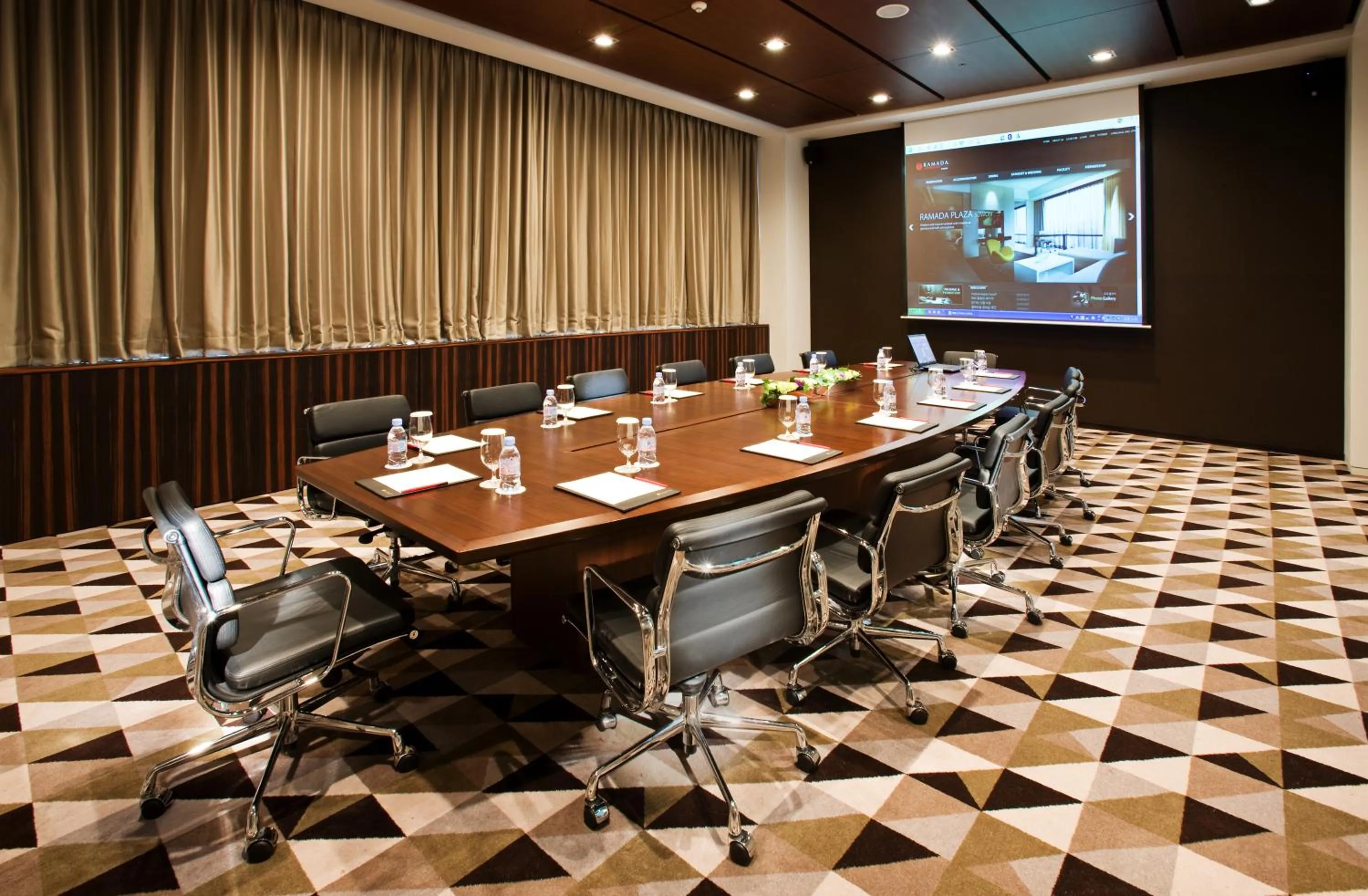 Business facilities in Ramada Plaza by Wyndham Suwon