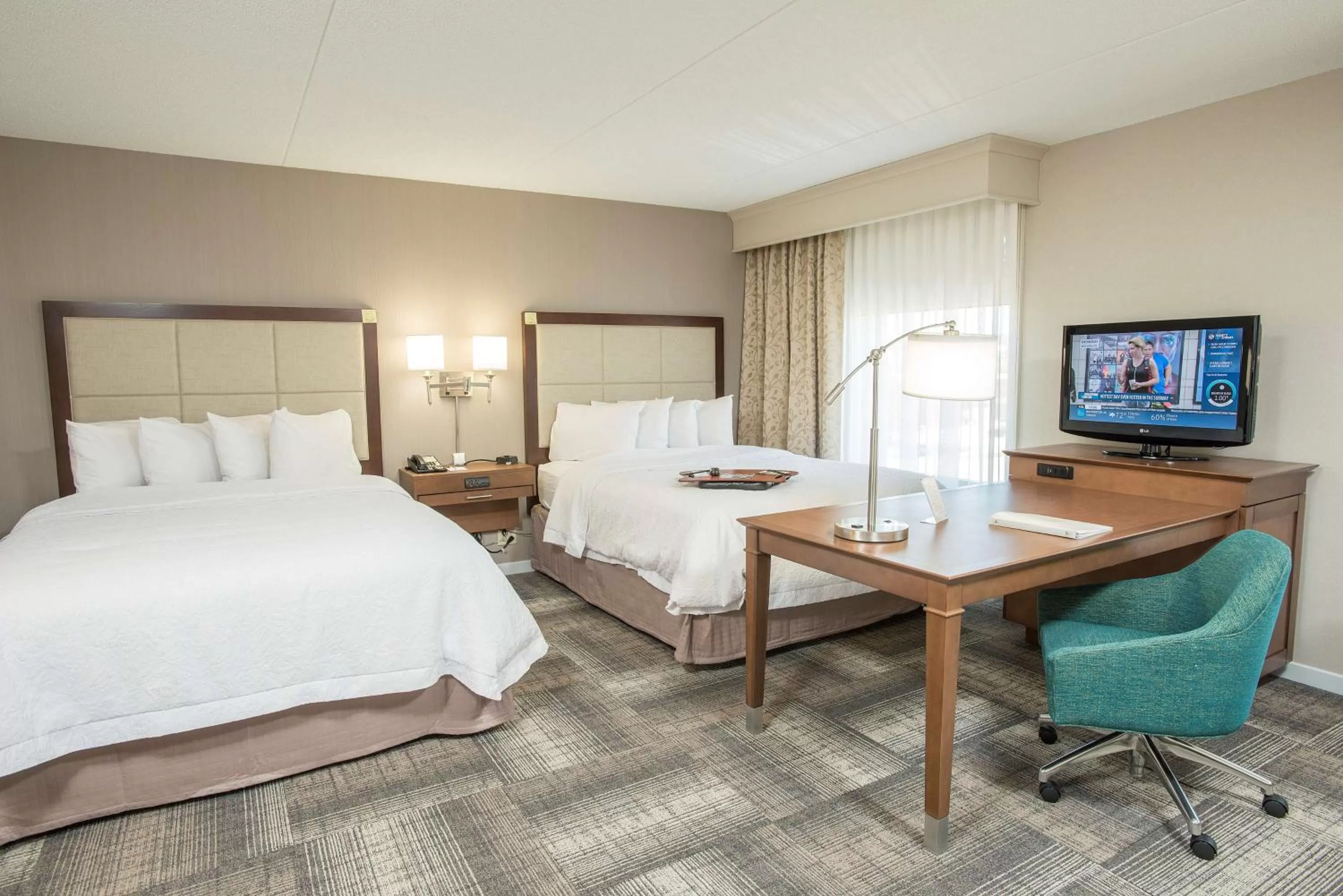 Bed in Hampton Inn & Suites Cincinnati-Union Centre