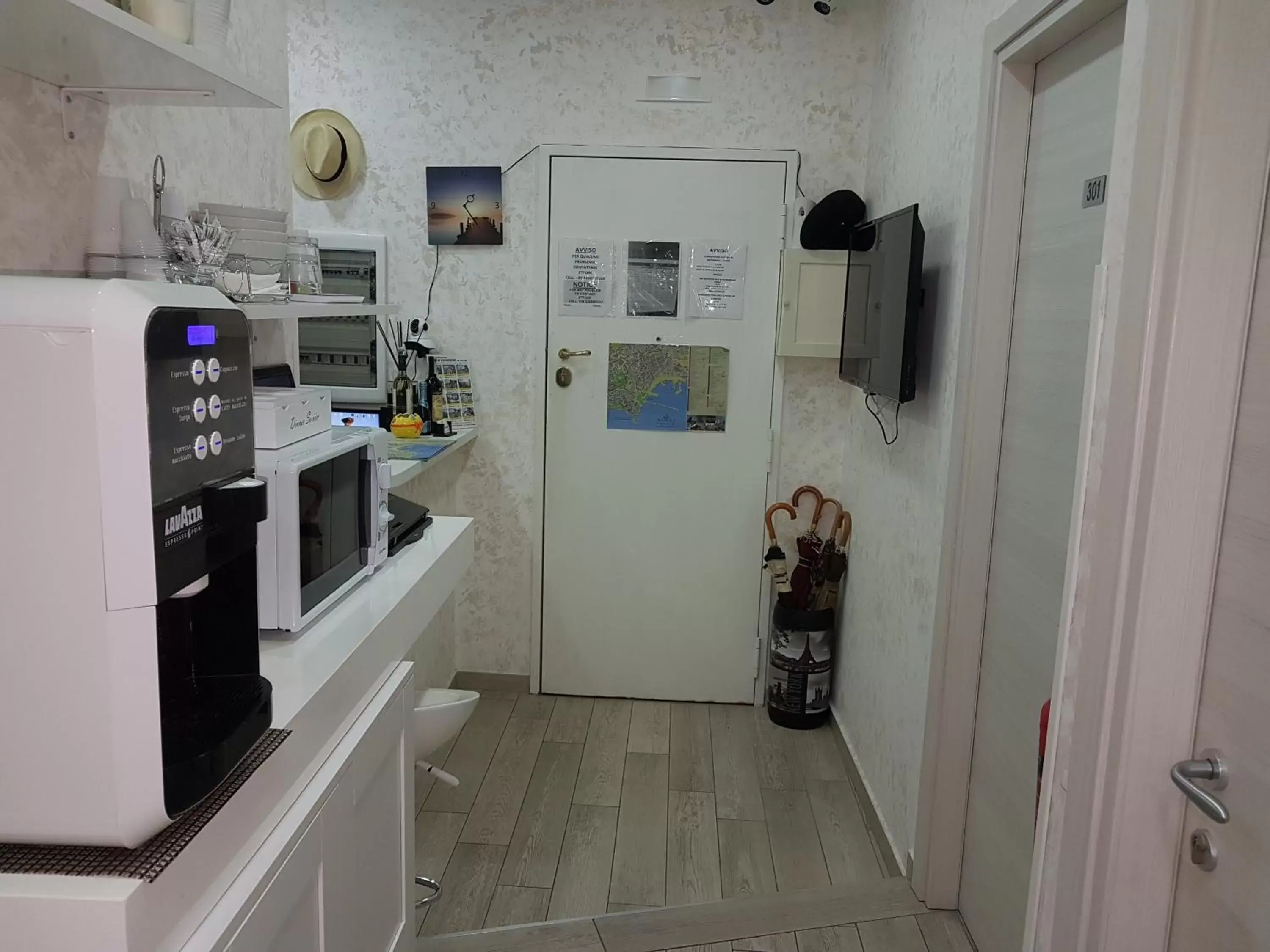 Lobby or reception, Kitchen/Kitchenette in Napoli Relais
