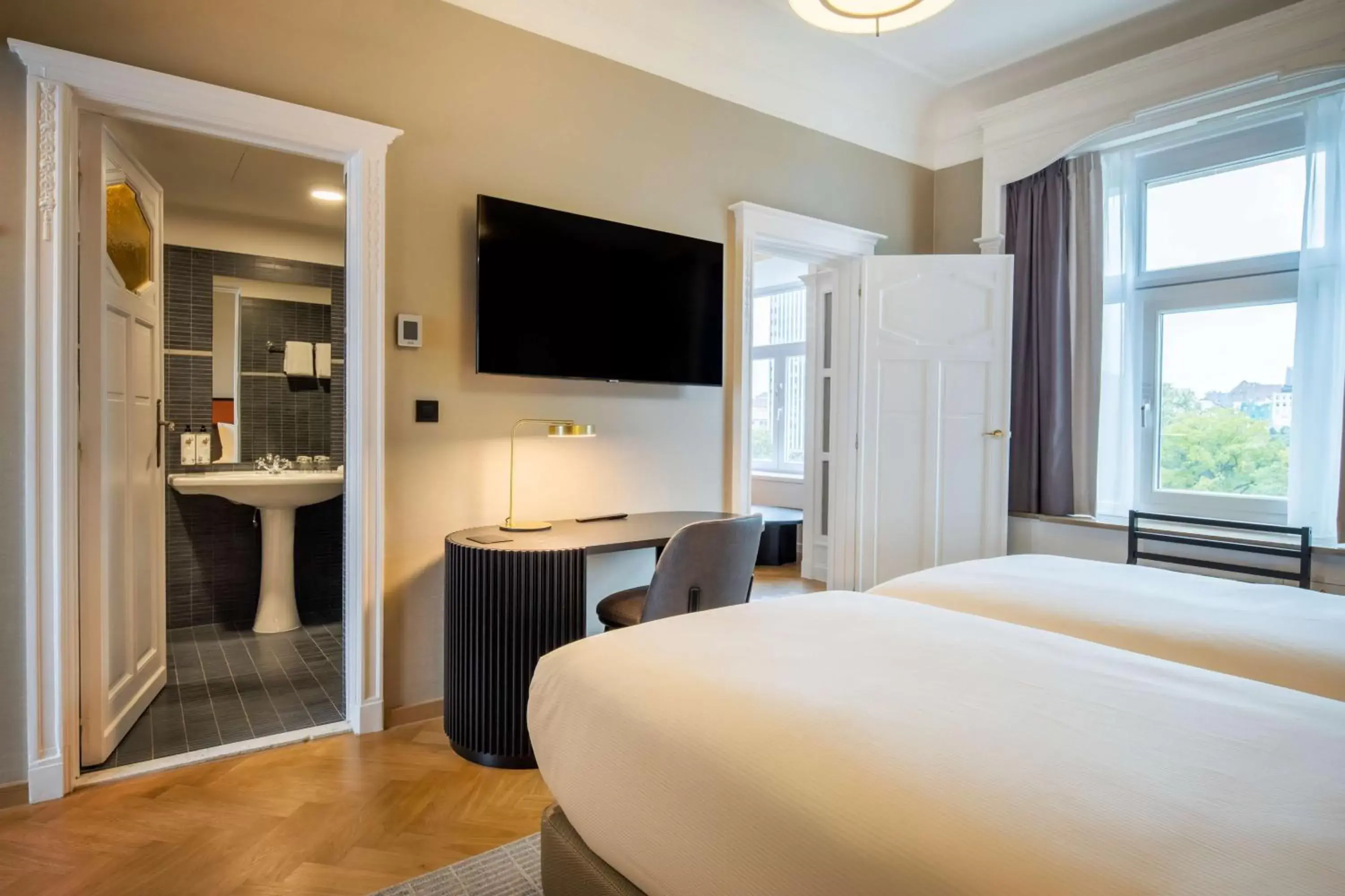 Bedroom, TV/Entertainment Center in DoubleTree By Hilton Brussels City
