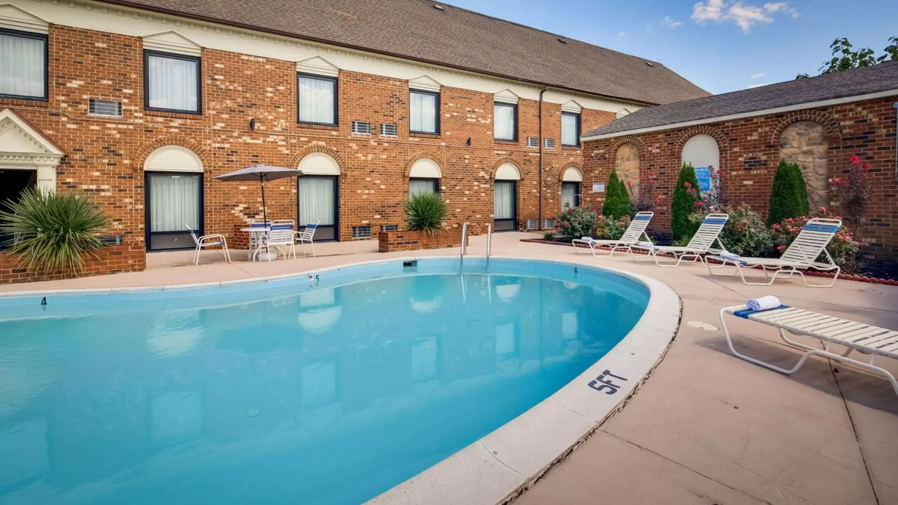 On site, Swimming Pool in Best Western PLUS Governor's Inn Richmond