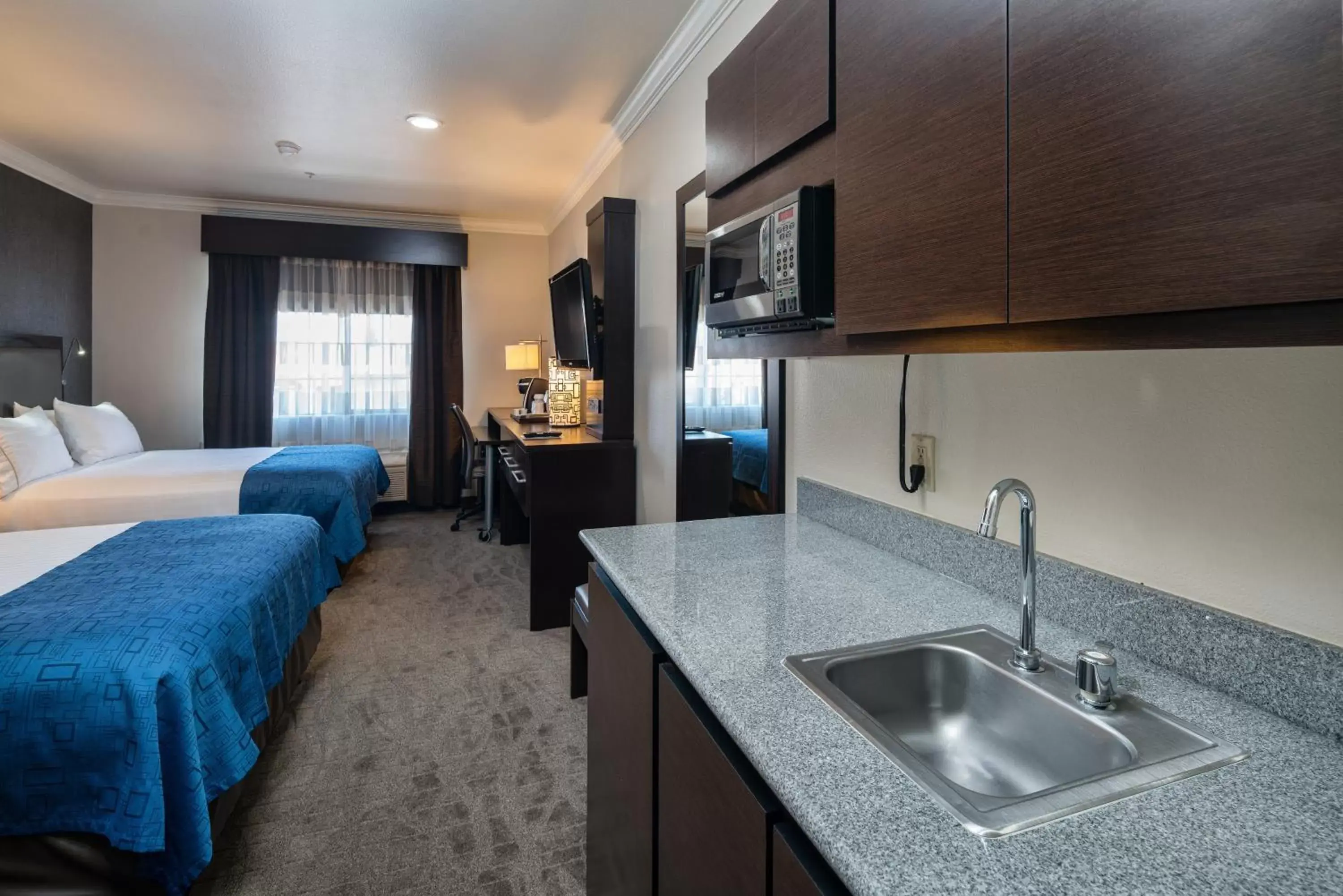 Photo of the whole room, Kitchen/Kitchenette in Holiday Inn Express & Suites Santa Clara, an IHG Hotel