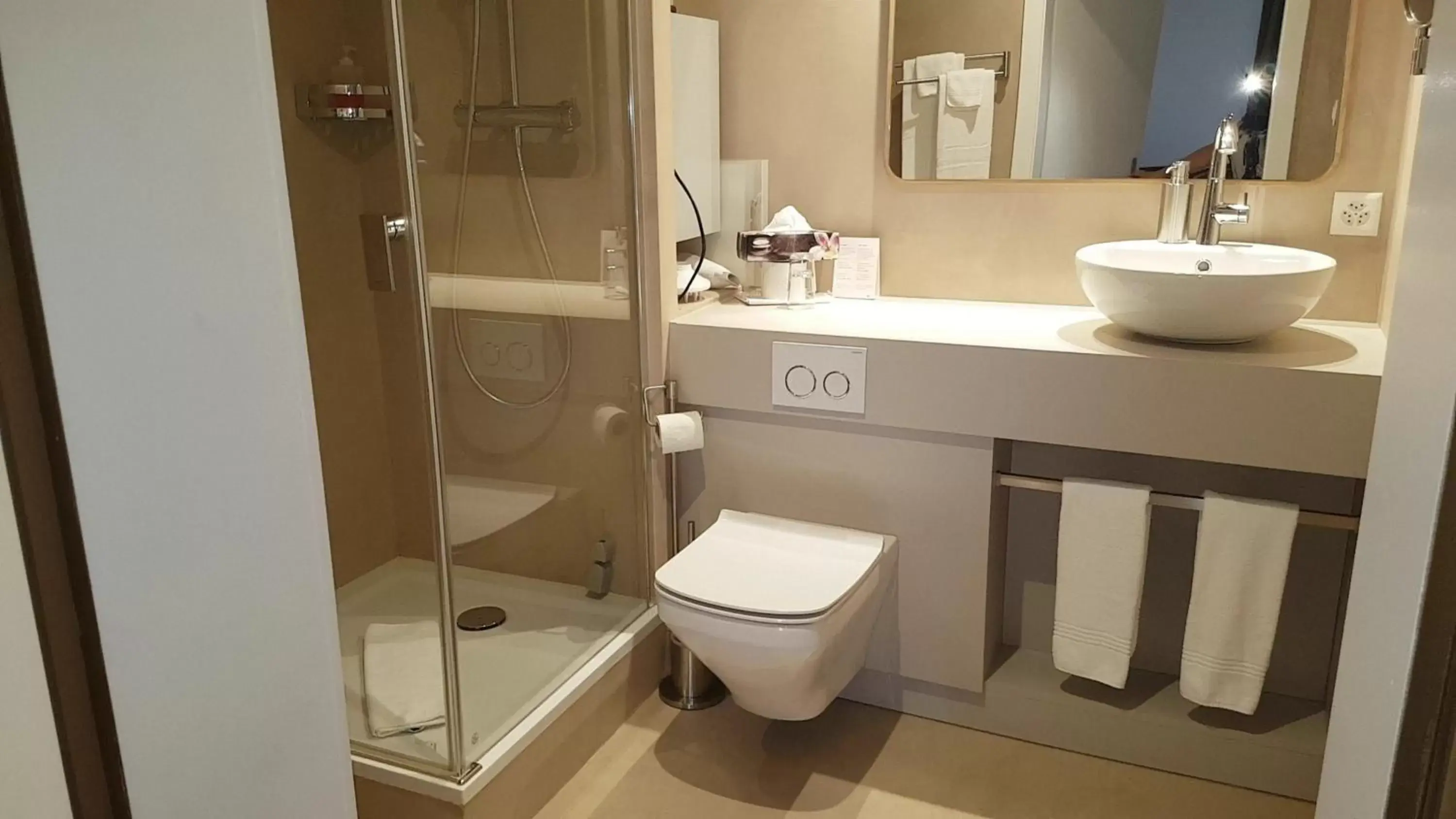 Bathroom in Hôtel de l'Aigle