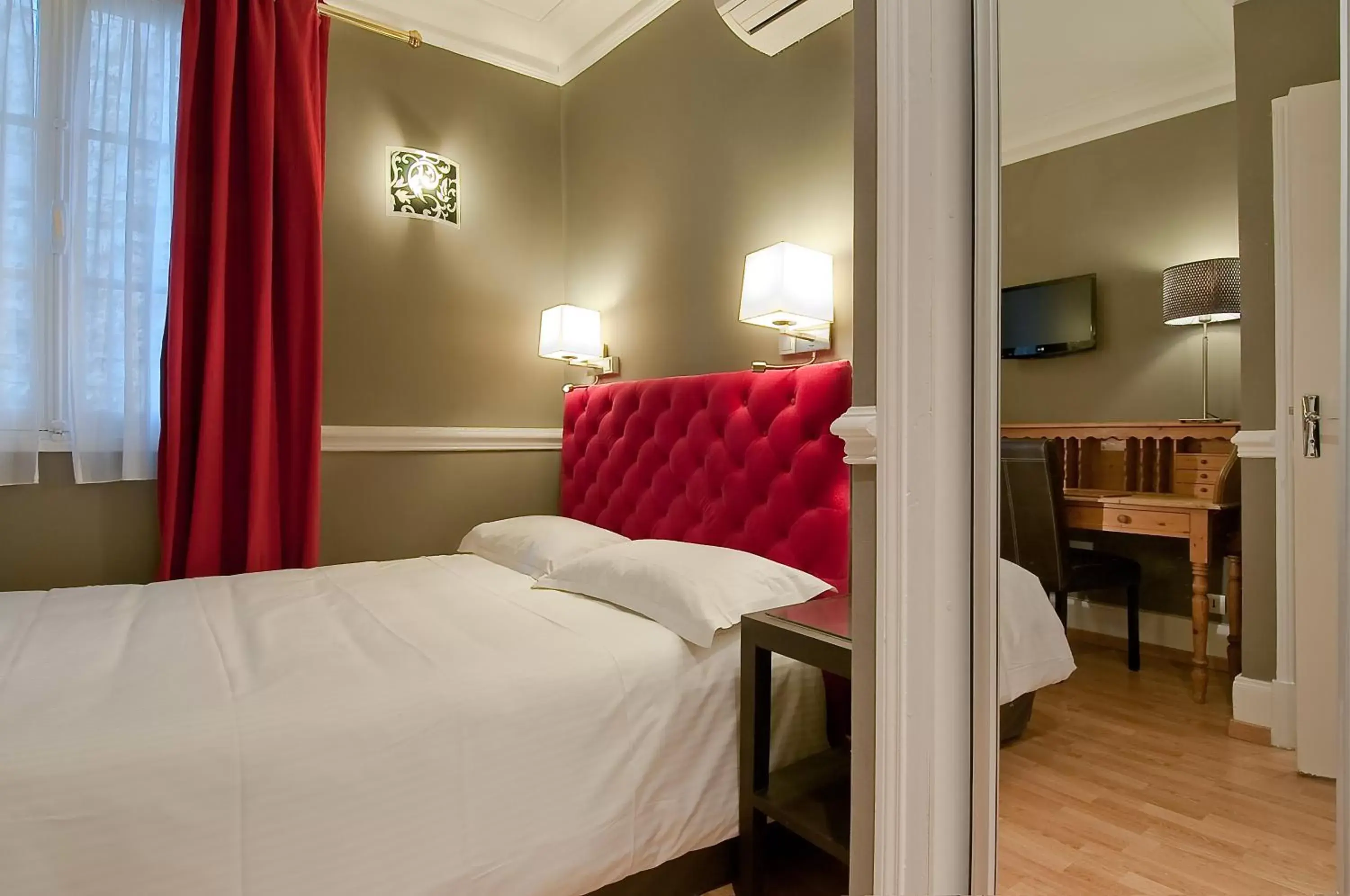 Photo of the whole room, Bed in Hotel Claude Bernard Saint-Germain