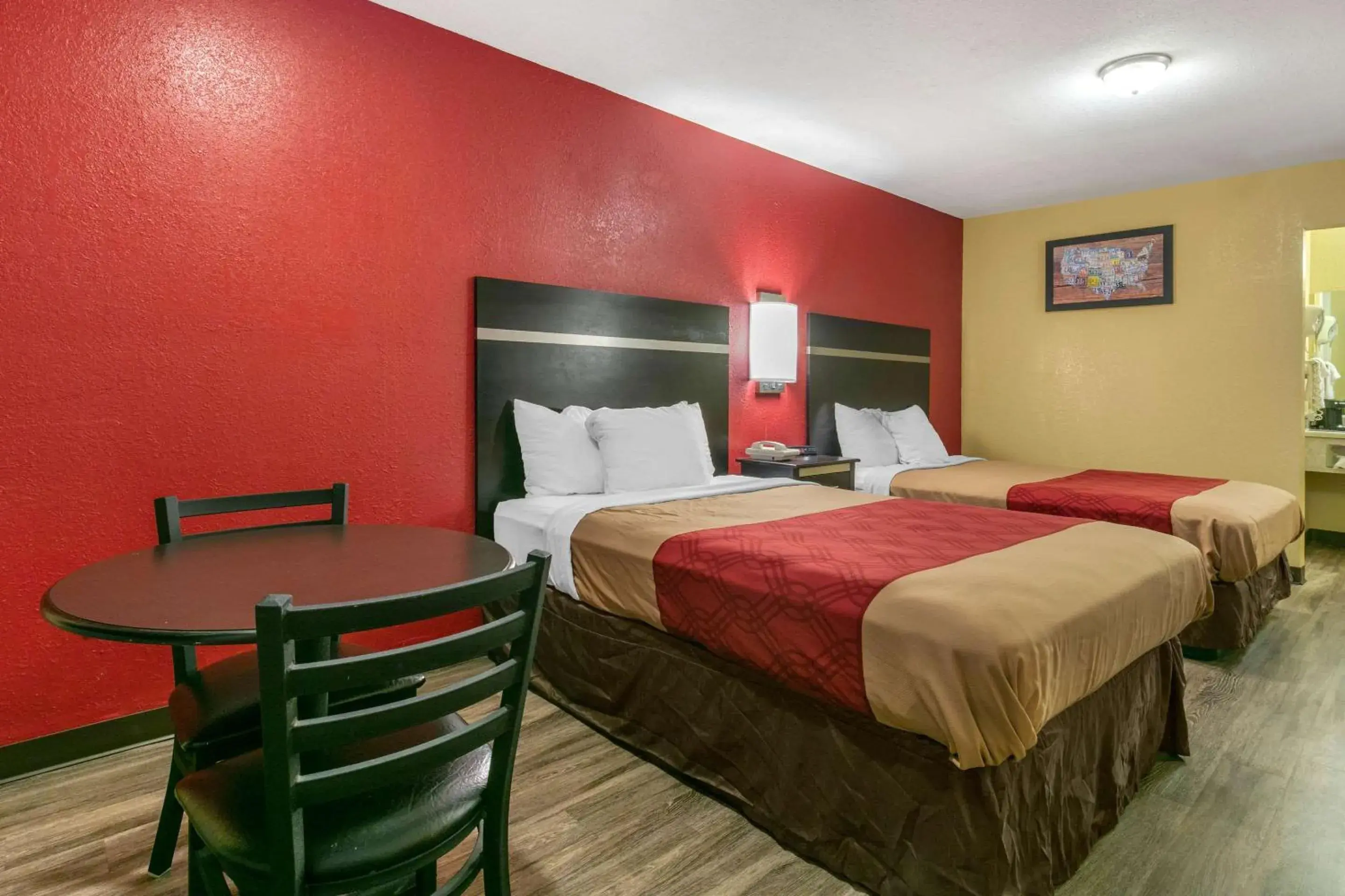 Photo of the whole room, Bed in Econo Lodge Jonesboro